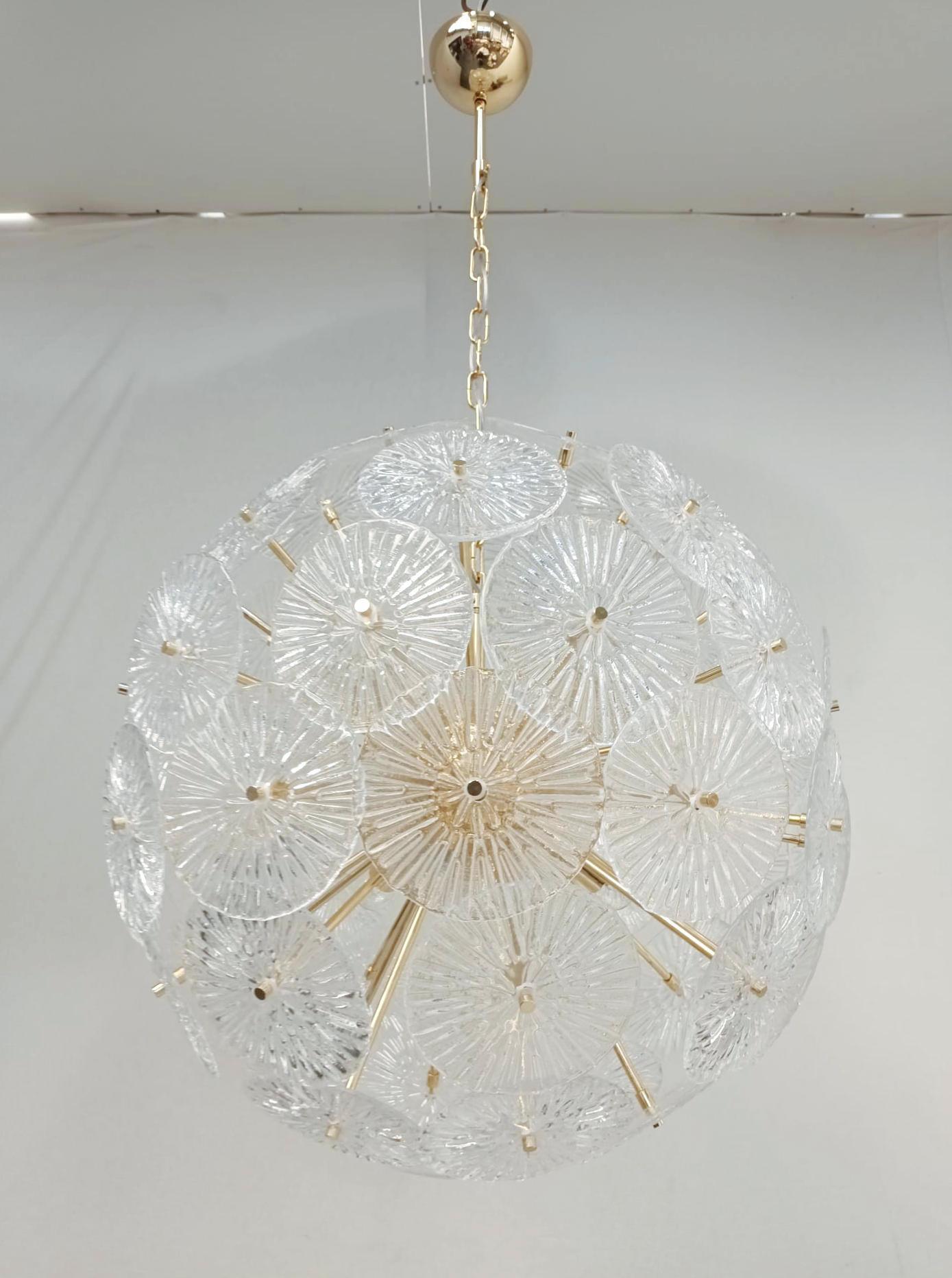 Lampadario sputnik italiano con dischi in vetro di Murano chiaro e testurizzato, montati su una struttura in metallo placcato oro 24 carati / disegnato da Fabio Bergomi per Fabio Ltd / Made in Italy
Misure: diametro 27,5 pollici, altezza 27,5