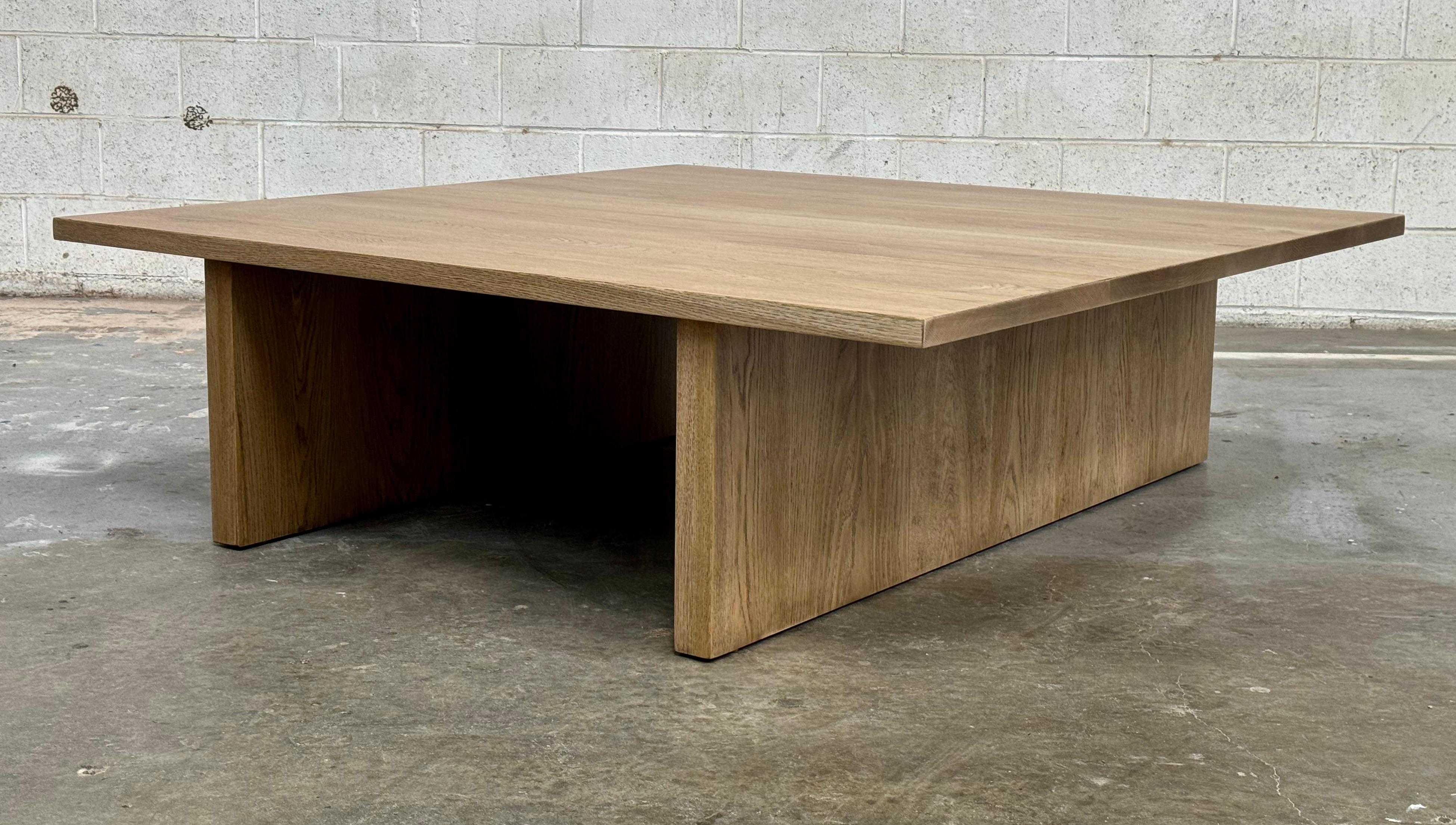 Mesa de centro Lotta de roble aserrado plano, fabricada por encargo por Petersen Antiques Estadounidense en venta