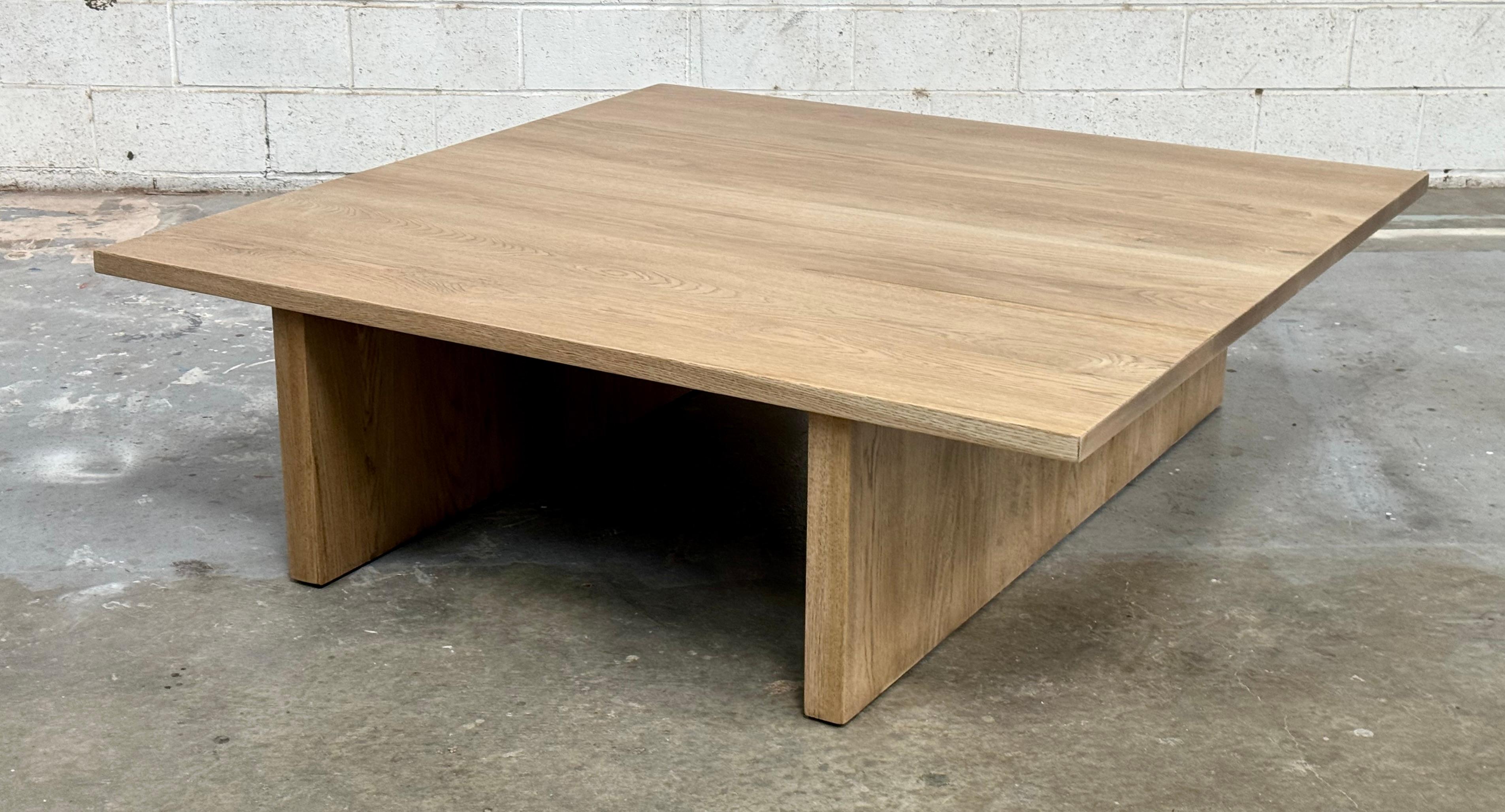 Mesa de centro Lotta de roble aserrado plano, fabricada por encargo por Petersen Antiques Hecho a mano en venta