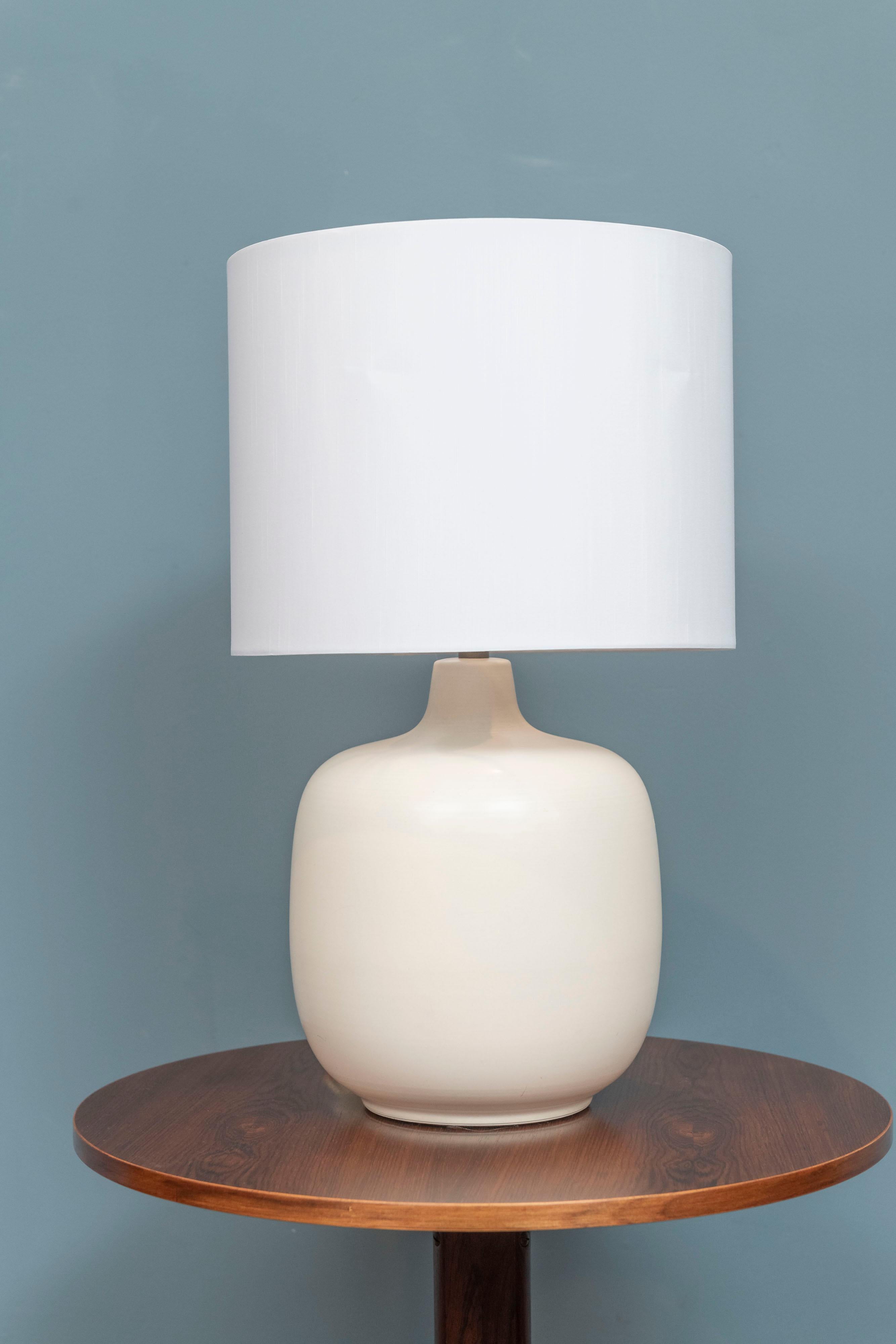 Canadian Lotte and Gunnar Bostlund Bone Stoneware Table Lamp For Sale