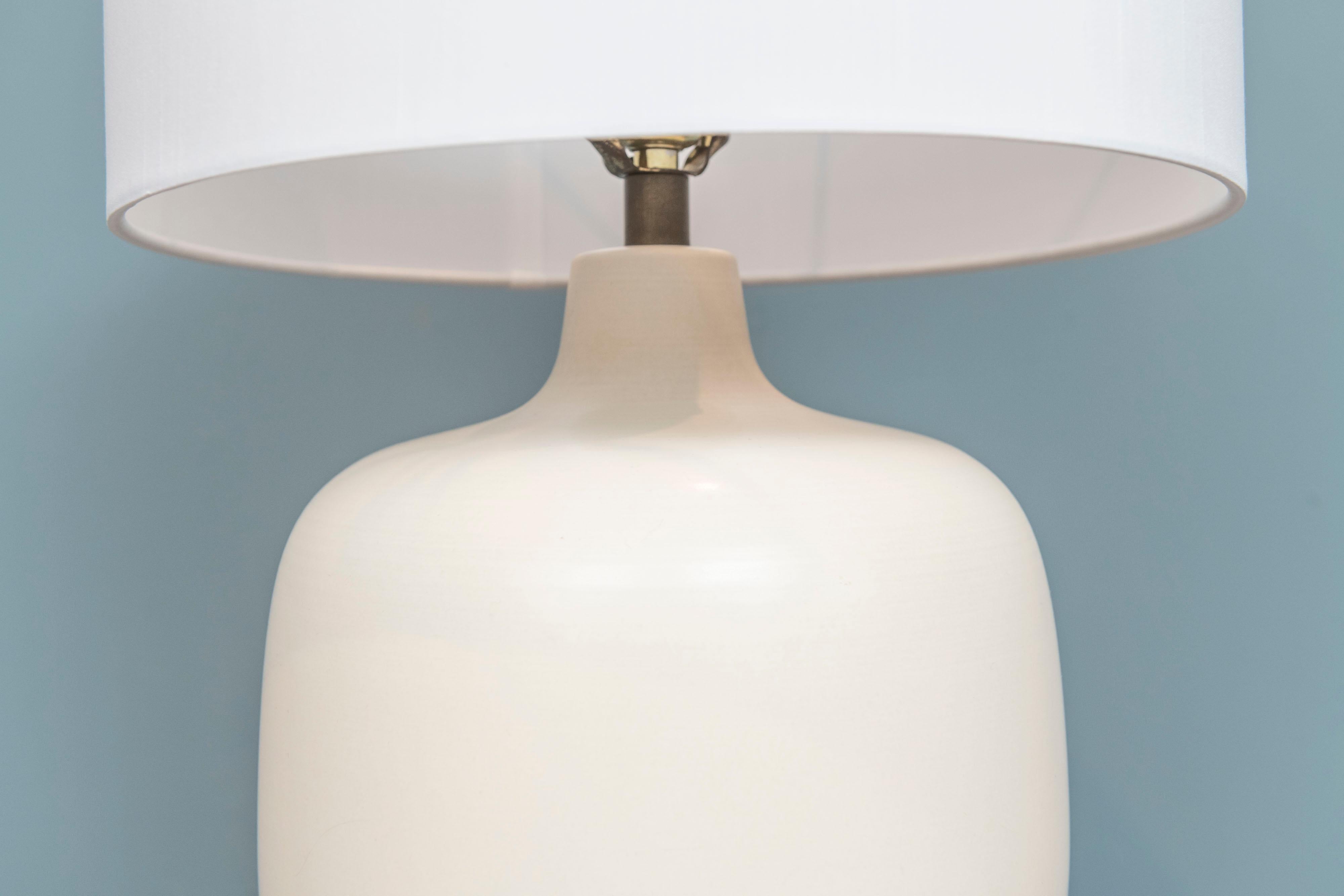 Lotte and Gunnar Bostlund Bone Stoneware Table Lamp In Good Condition For Sale In San Francisco, CA