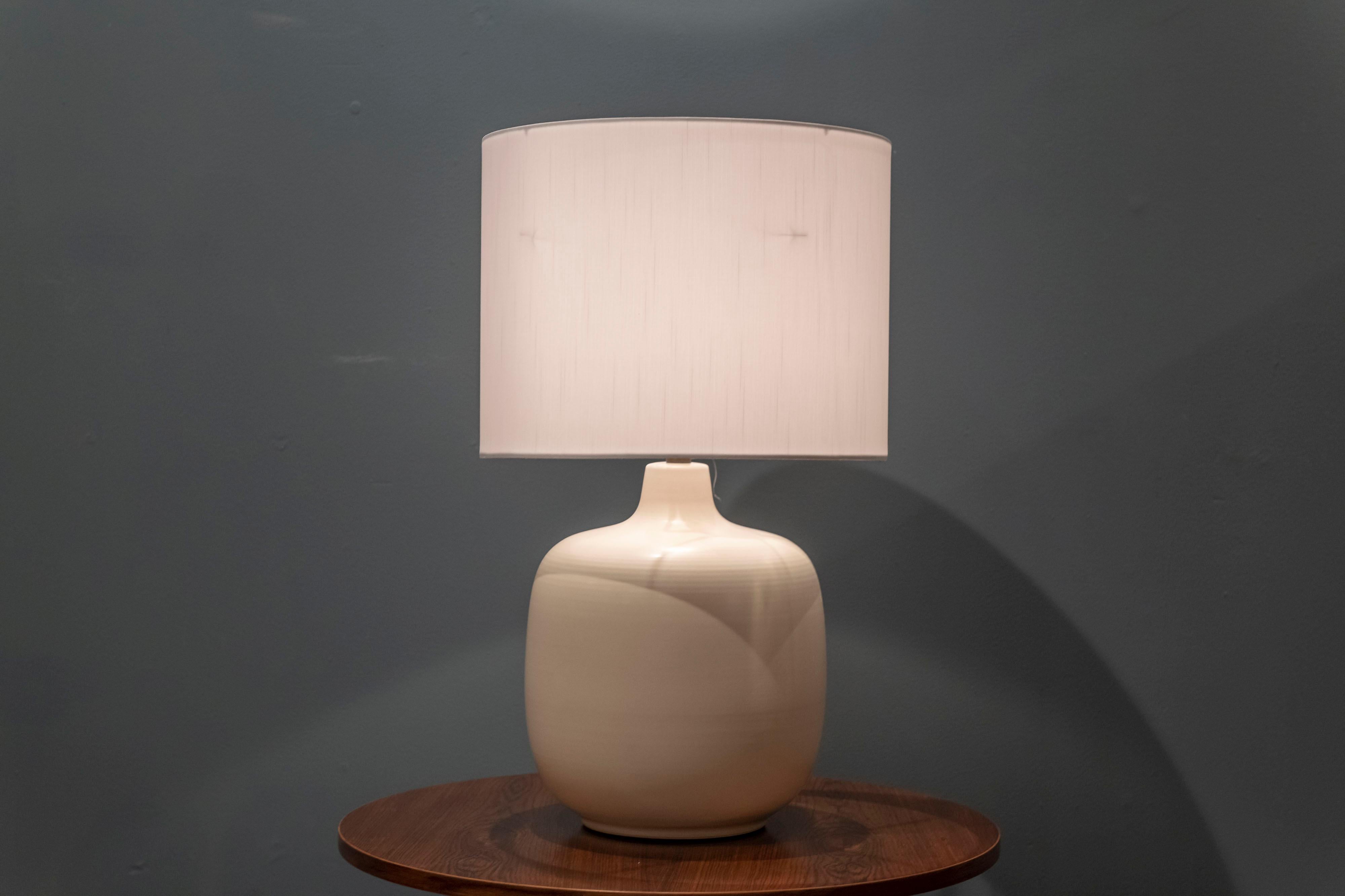 Lotte and Gunnar Bostlund Bone Stoneware Table Lamp For Sale 1