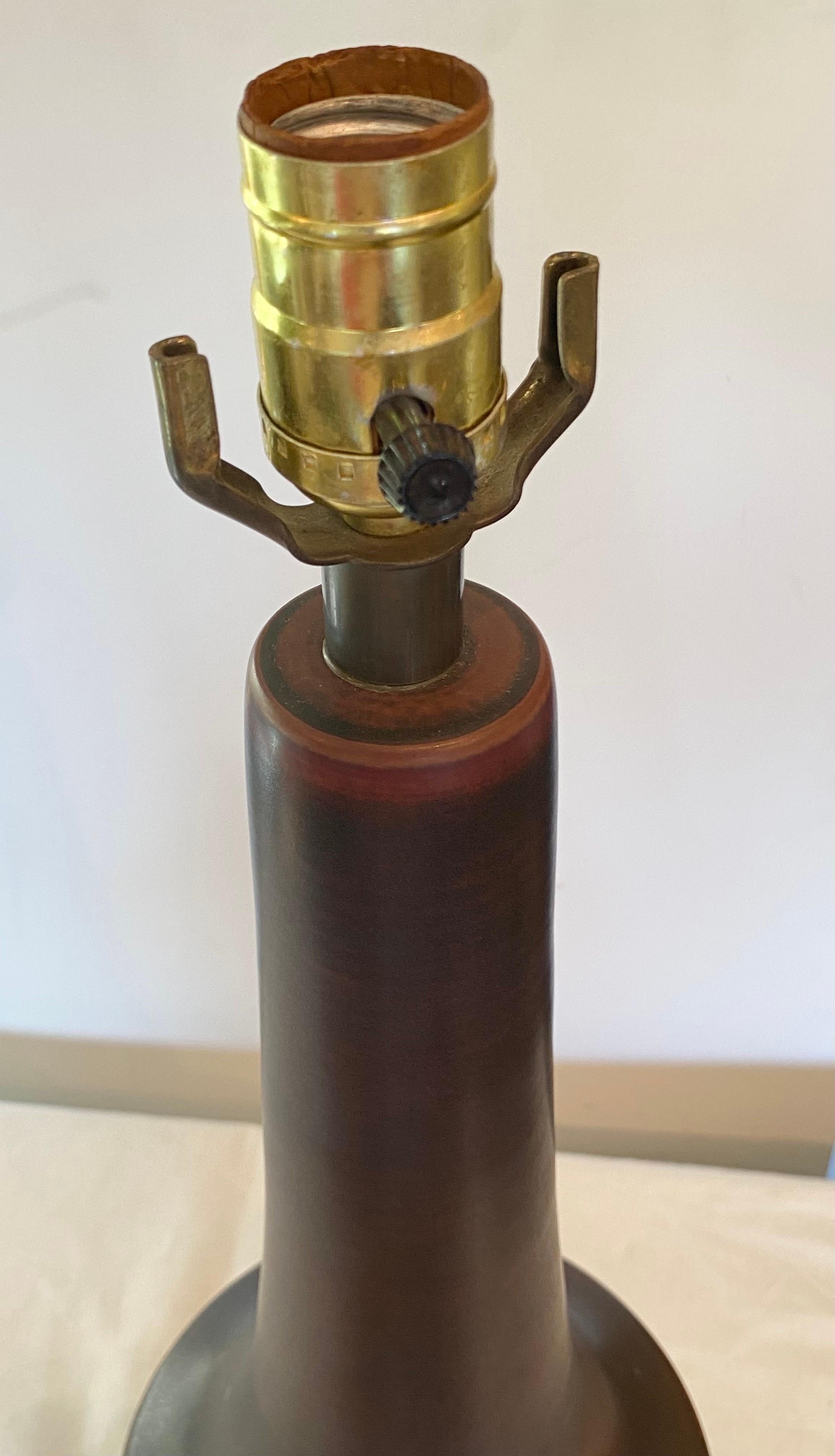 LOTTE et GUNNAR BOSTLUND Lampe de table avec une glaçure brune profonde.... 
