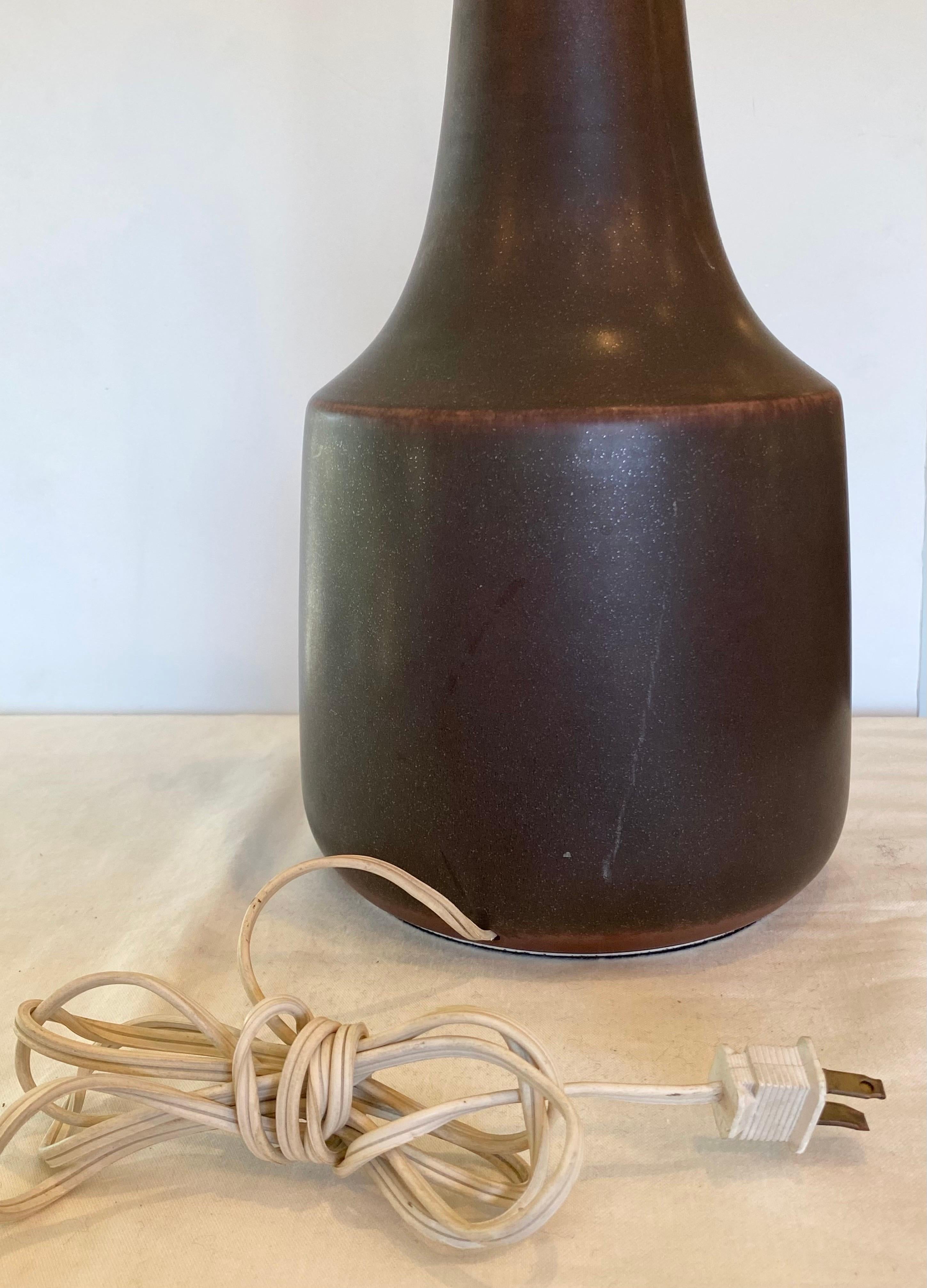 Milieu du XXe siècle LOTTE and GUNNAR Bostlund Lampe de table à vernis brun en vente