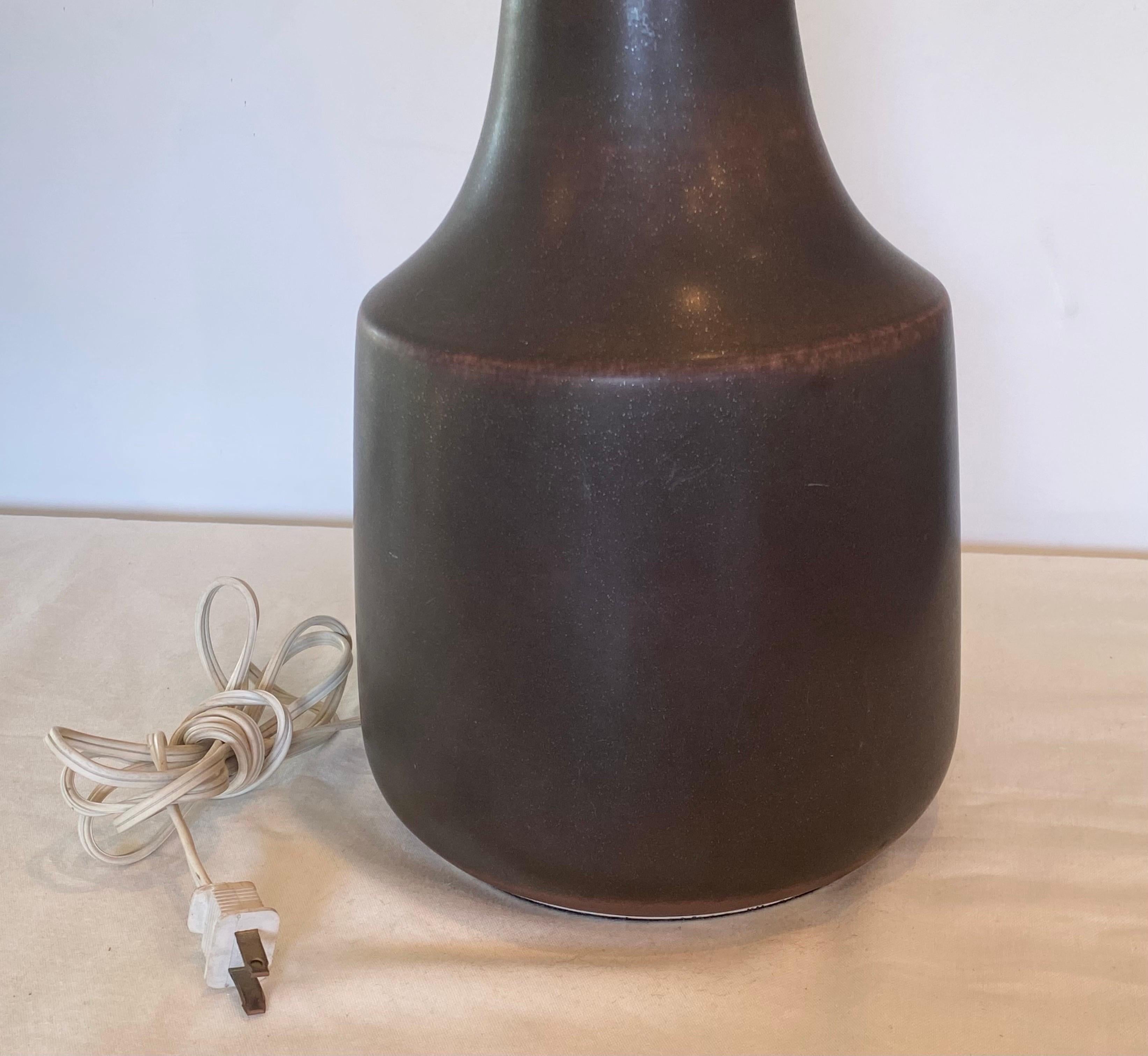 Céramique LOTTE and GUNNAR Bostlund Lampe de table à vernis brun en vente