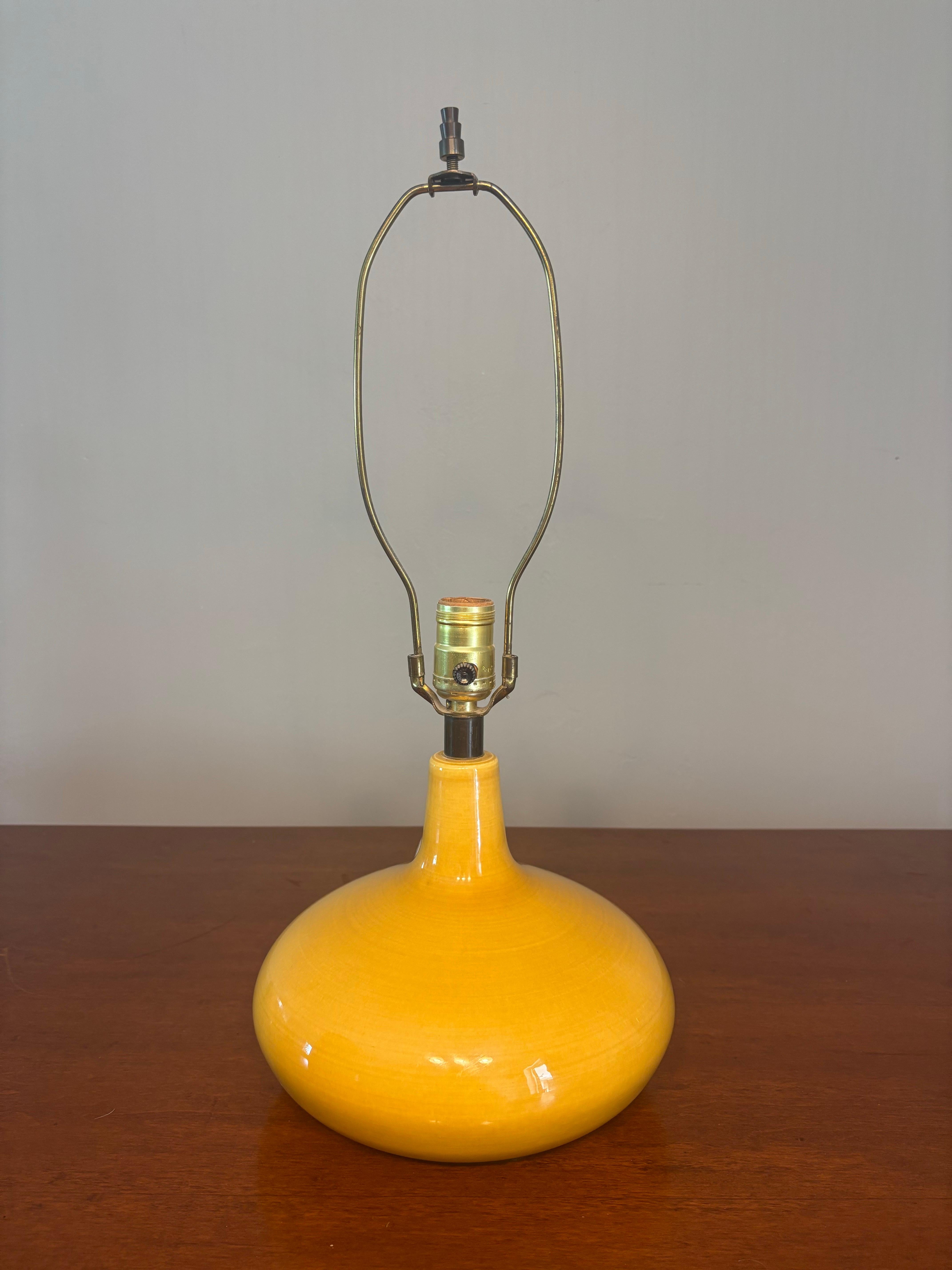 Eine außergewöhnliche Tischlampe in Zeitkapselqualität von Lotte und Gunnar Bostlund.

Mit leuchtend gelber Glasur und der ikonischen Form eines Unkrautgefäßes. Die Keramik ist in sehr gutem Zustand und hat einen schönen Glanz und Tiefe. 

Der