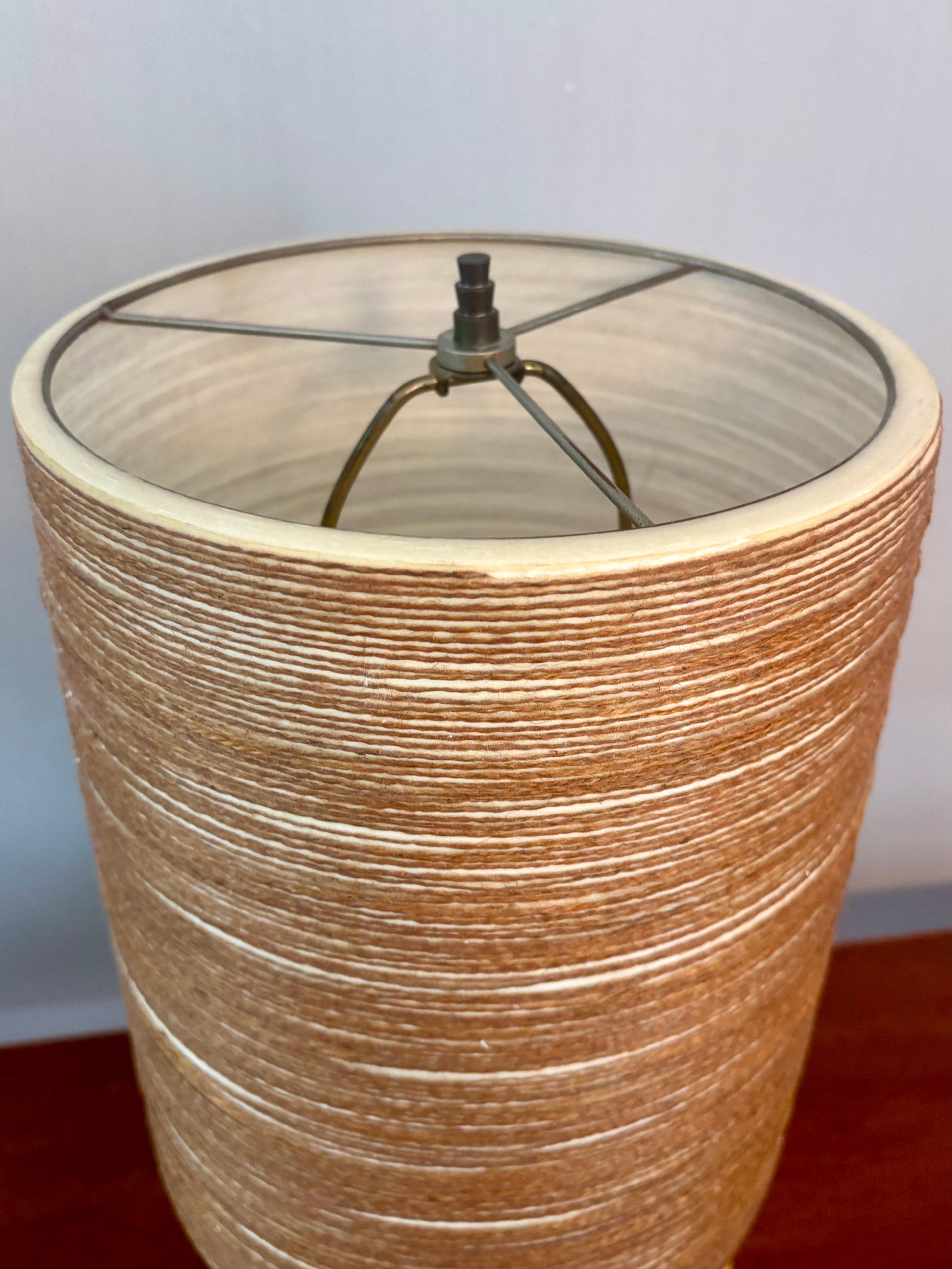 Lotte und Gunnar Bostlund Keramiklampe mit Original-Glasfaserschirm, 1963 (Kanadisch) im Angebot