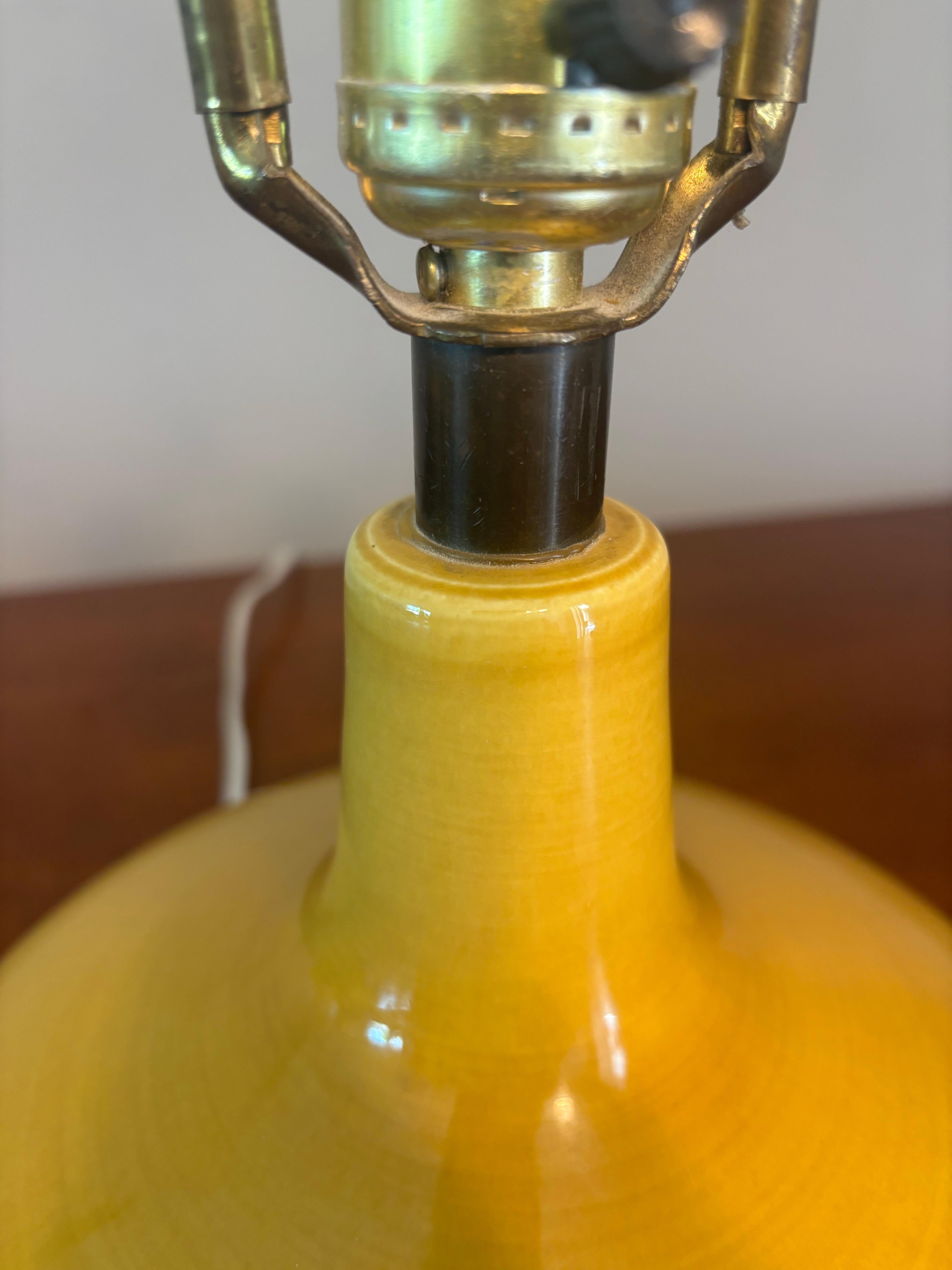 Lotte und Gunnar Bostlund Keramiklampe mit Original-Glasfaserschirm, 1963 im Zustand „Gut“ im Angebot in Boynton Beach, FL