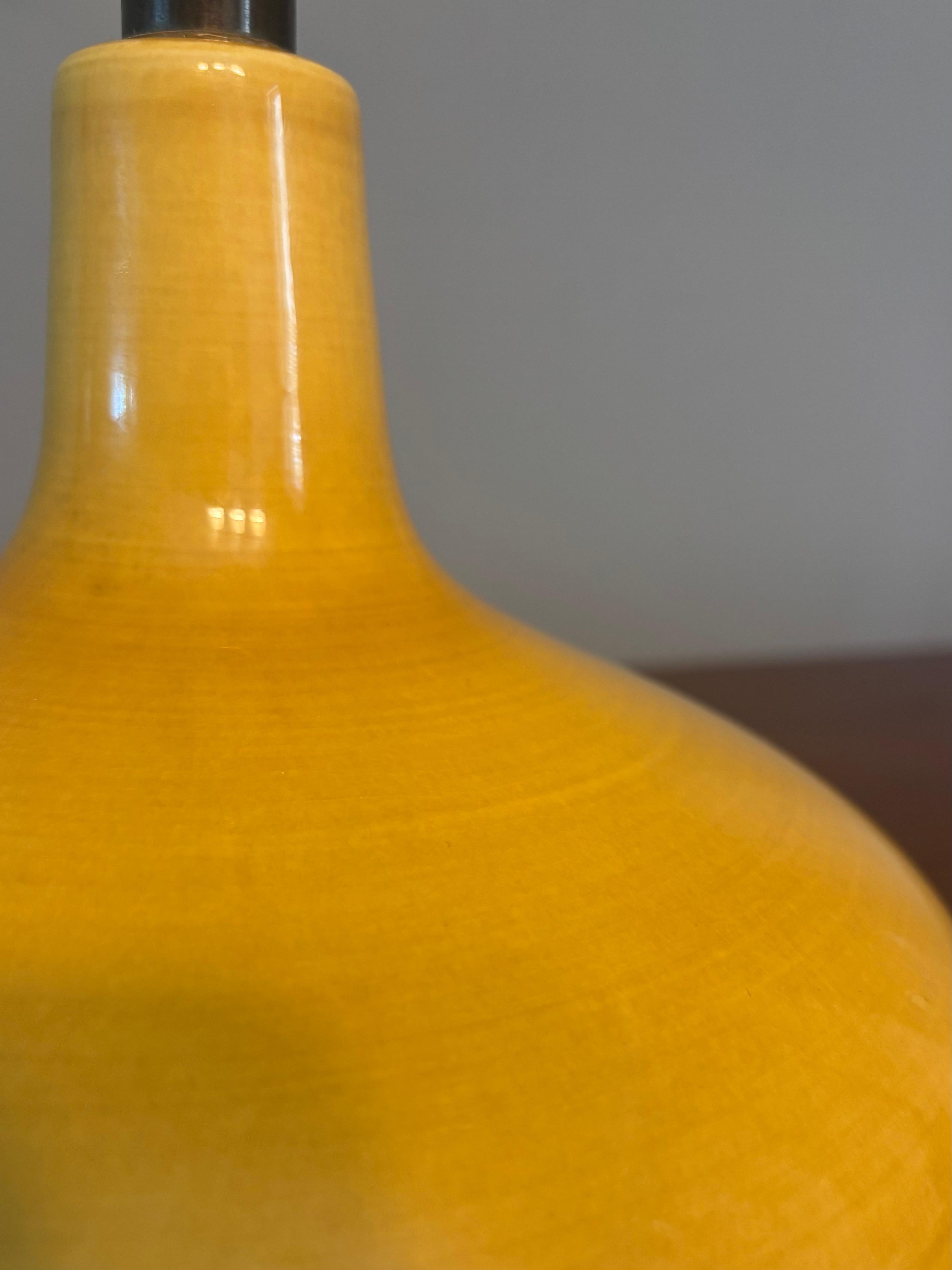 Lotte und Gunnar Bostlund Keramiklampe mit Original-Glasfaserschirm, 1963 (20. Jahrhundert) im Angebot