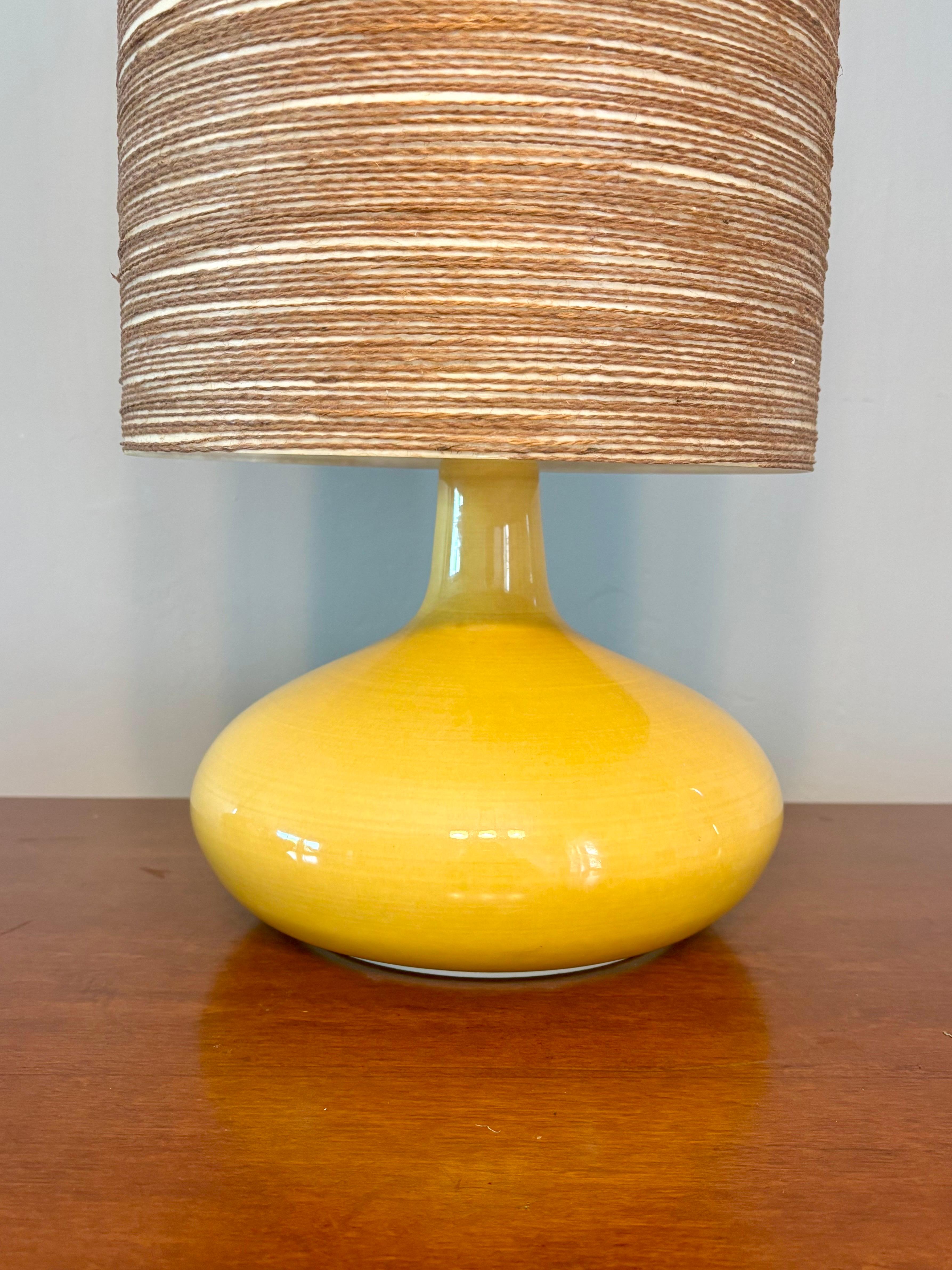 Lotte und Gunnar Bostlund Keramiklampe mit Original-Glasfaserschirm, 1963 im Angebot 2