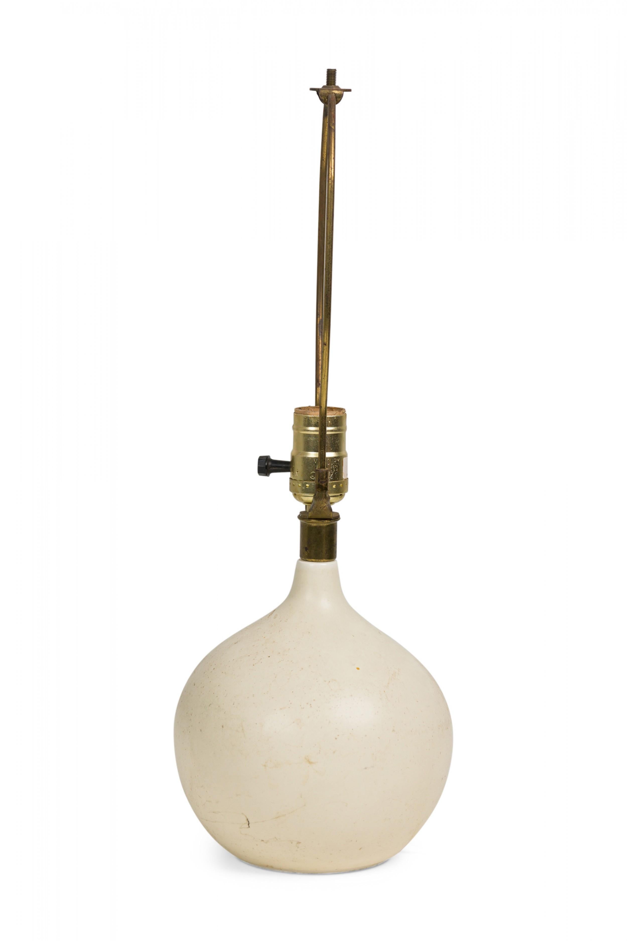 Lámpara de sobremesa Lotte and Gunnar Bostlund de cerámica danesa esmaltada en blanco mate Desconocido en venta