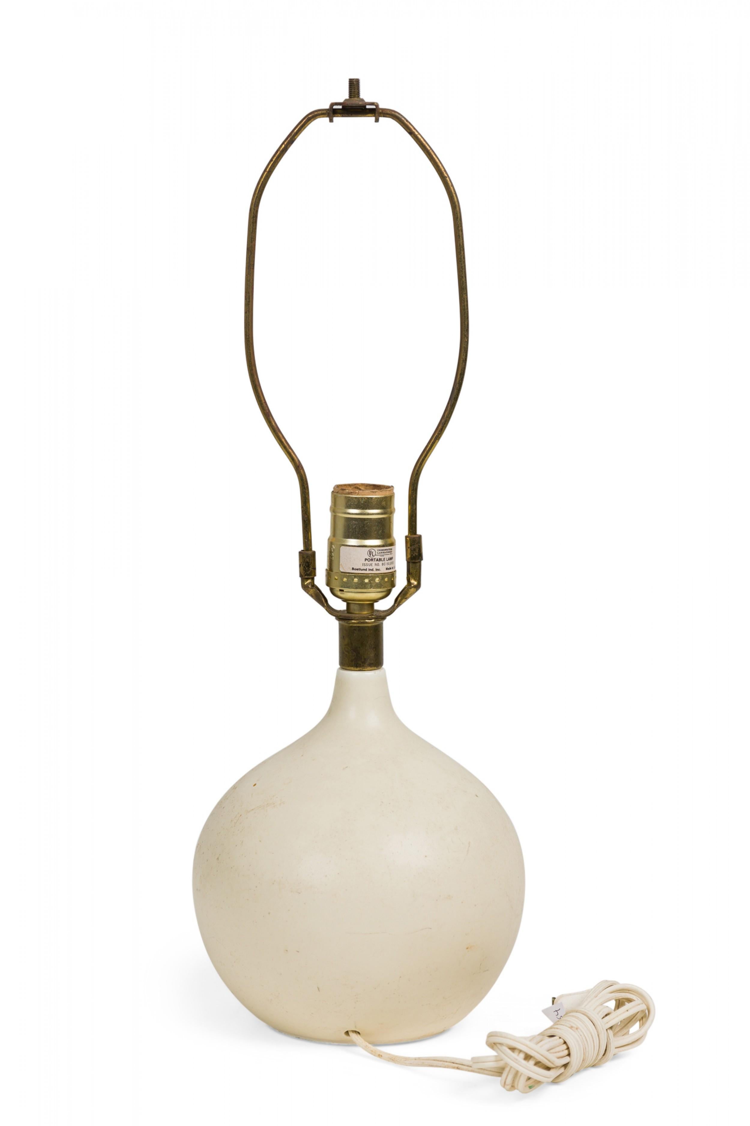 Lámpara de sobremesa Lotte and Gunnar Bostlund de cerámica danesa esmaltada en blanco mate en venta 1