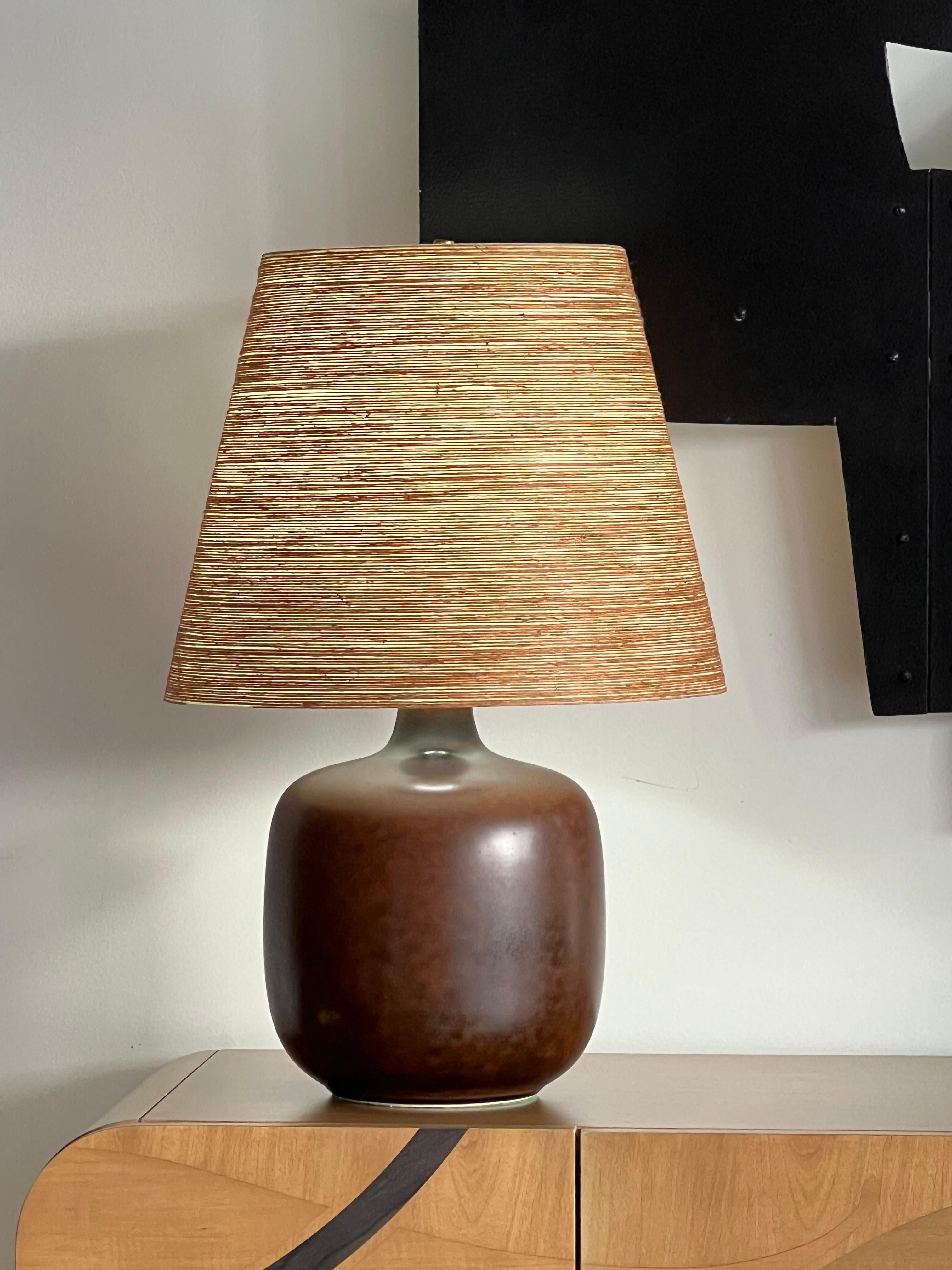 Lotte and Gunnar Bostlund Pair of Mid Century Ceramic Lamps with Original Shades 4