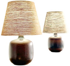 Lotte and Gunnar Bostlund Coppia di lampade in ceramica del Medioevo con paralumi originali