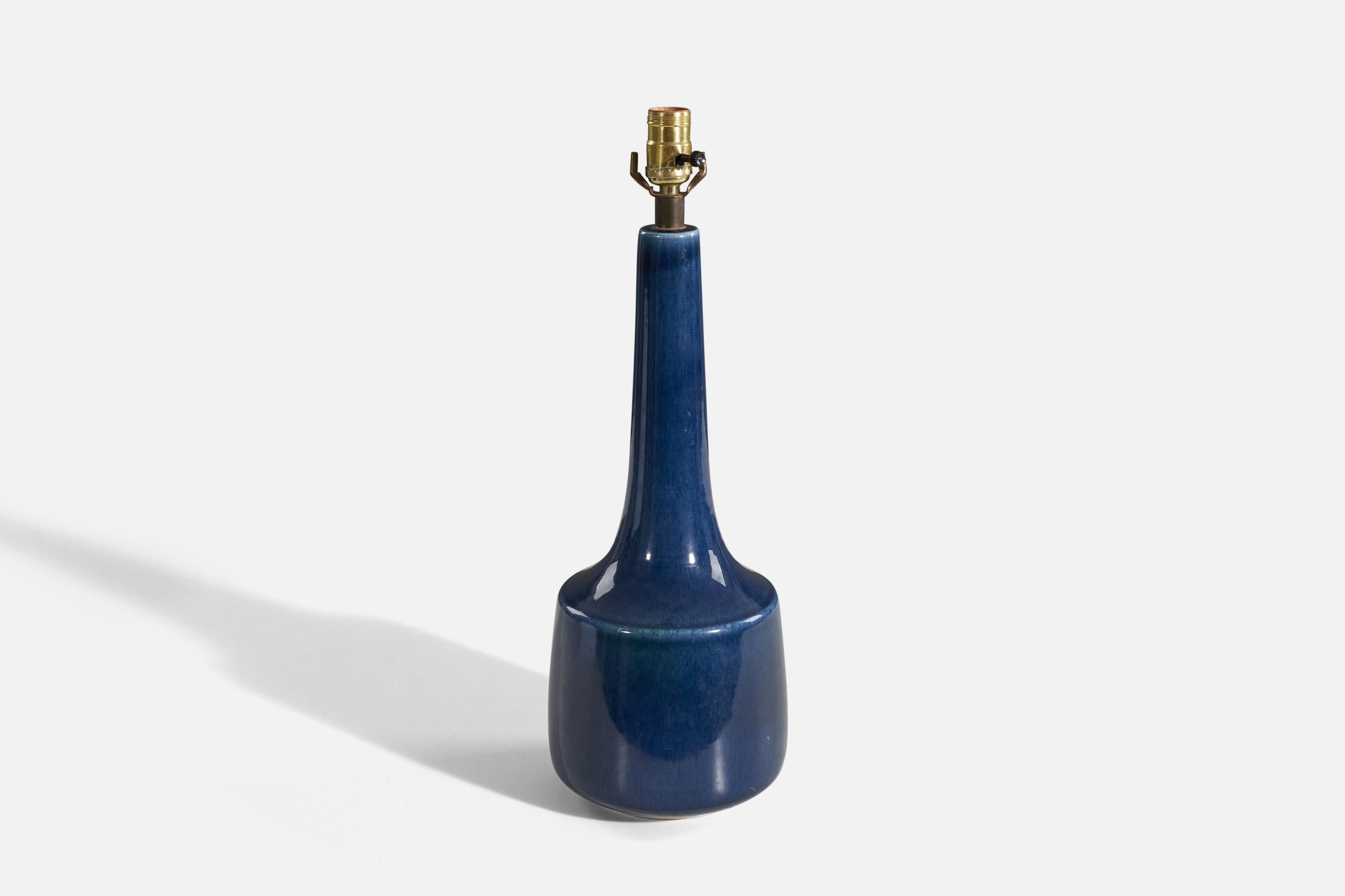 Lotte und Gunnar Bostlund, Tischlampe, blaue Keramik, Messing, Stoff Kanada, 1960er Jahre (Moderne der Mitte des Jahrhunderts) im Angebot