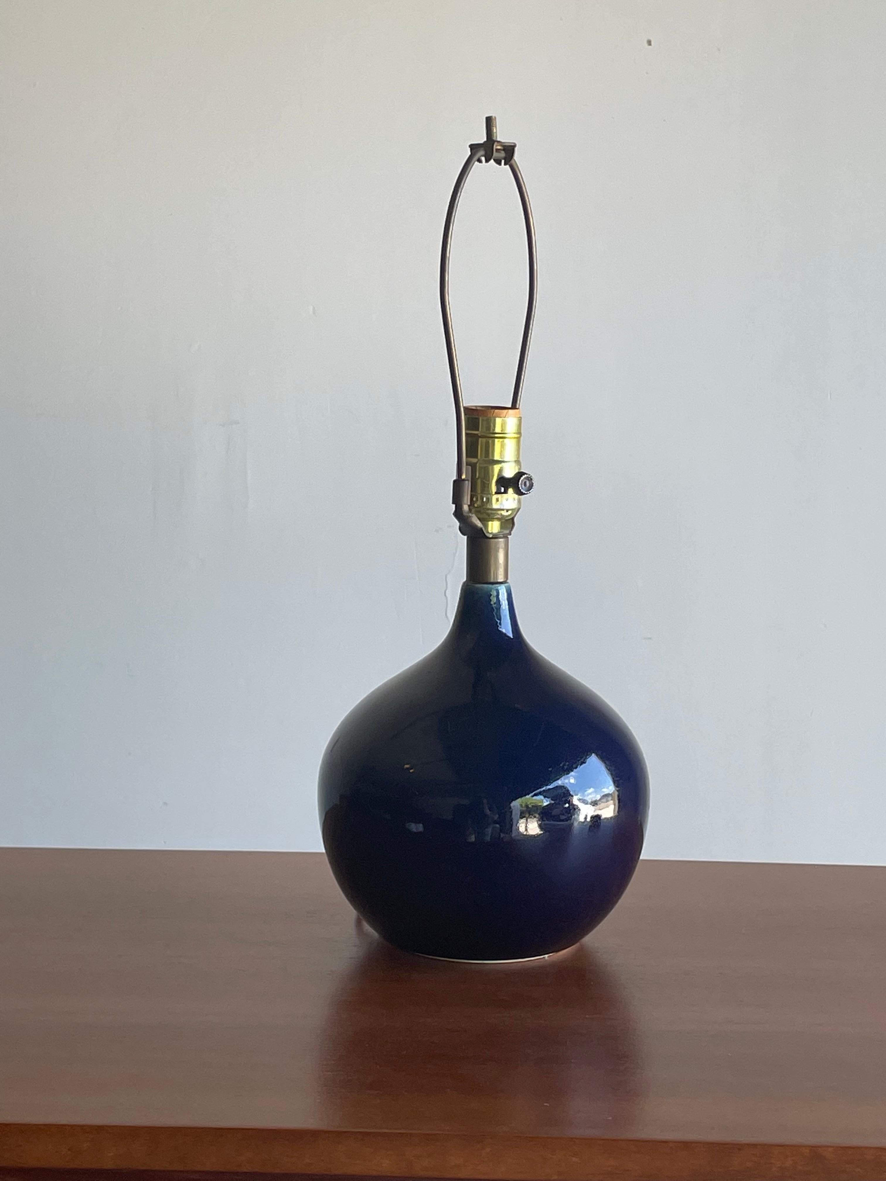 Lotte and Gunnar Bostlund Table Lamp in Royal Blue Ceramic In Good Condition For Sale In St.Petersburg, FL