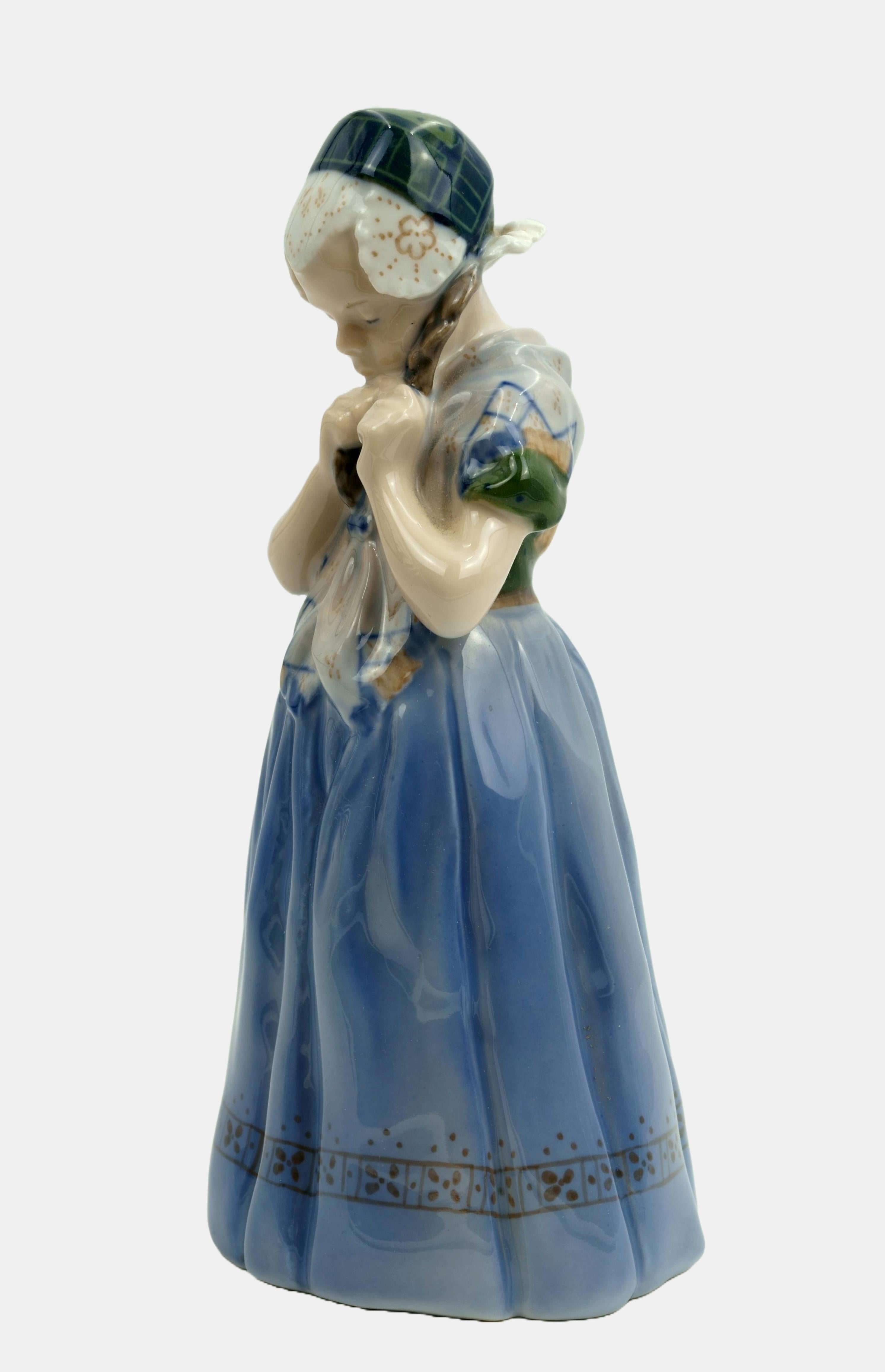 Royal Copenhagen Figure Girl in Bornholm costume / - Only the braid - (Seulement la tresse) - Sculpture de Lotte Benter