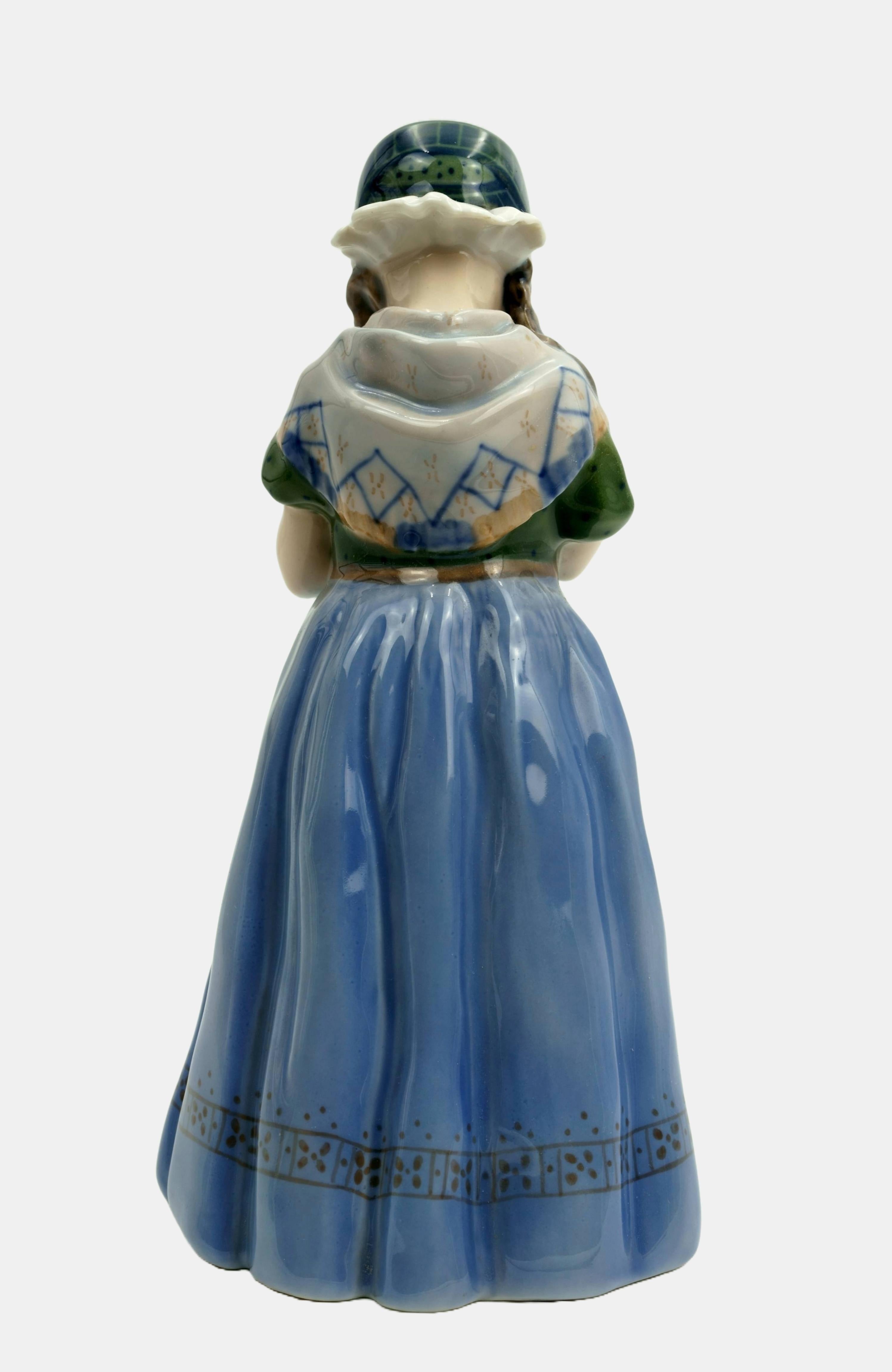 Royal Copenhagen Figure Girl in Bornholm costume / - Only the braid - (Seulement la tresse) - Réalisme Sculpture par Lotte Benter