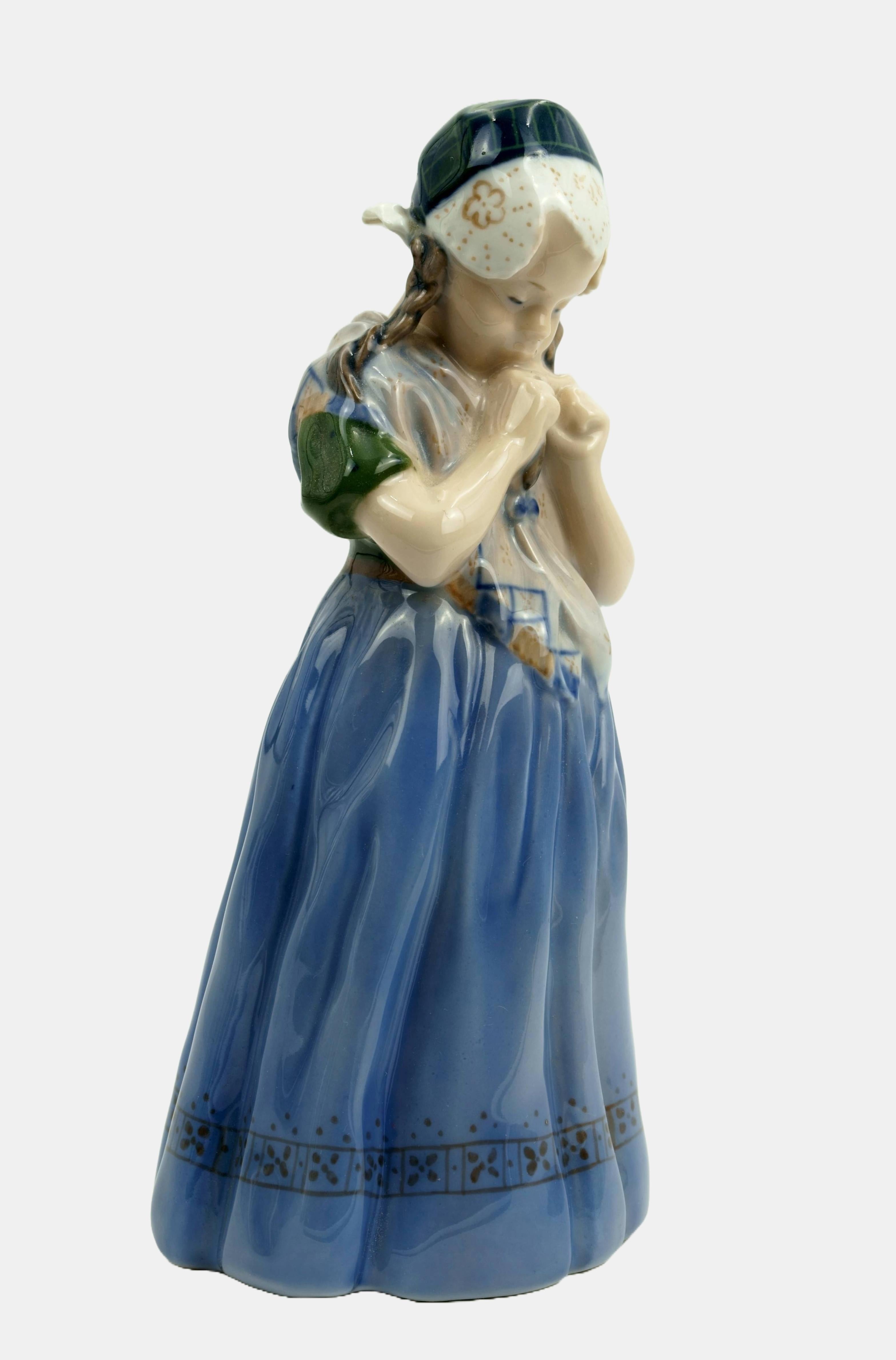 Royal Copenhagen Figure Girl in Bornholm costume / - Only the braid - (Seulement la tresse) - Gris Figurative Sculpture par Lotte Benter