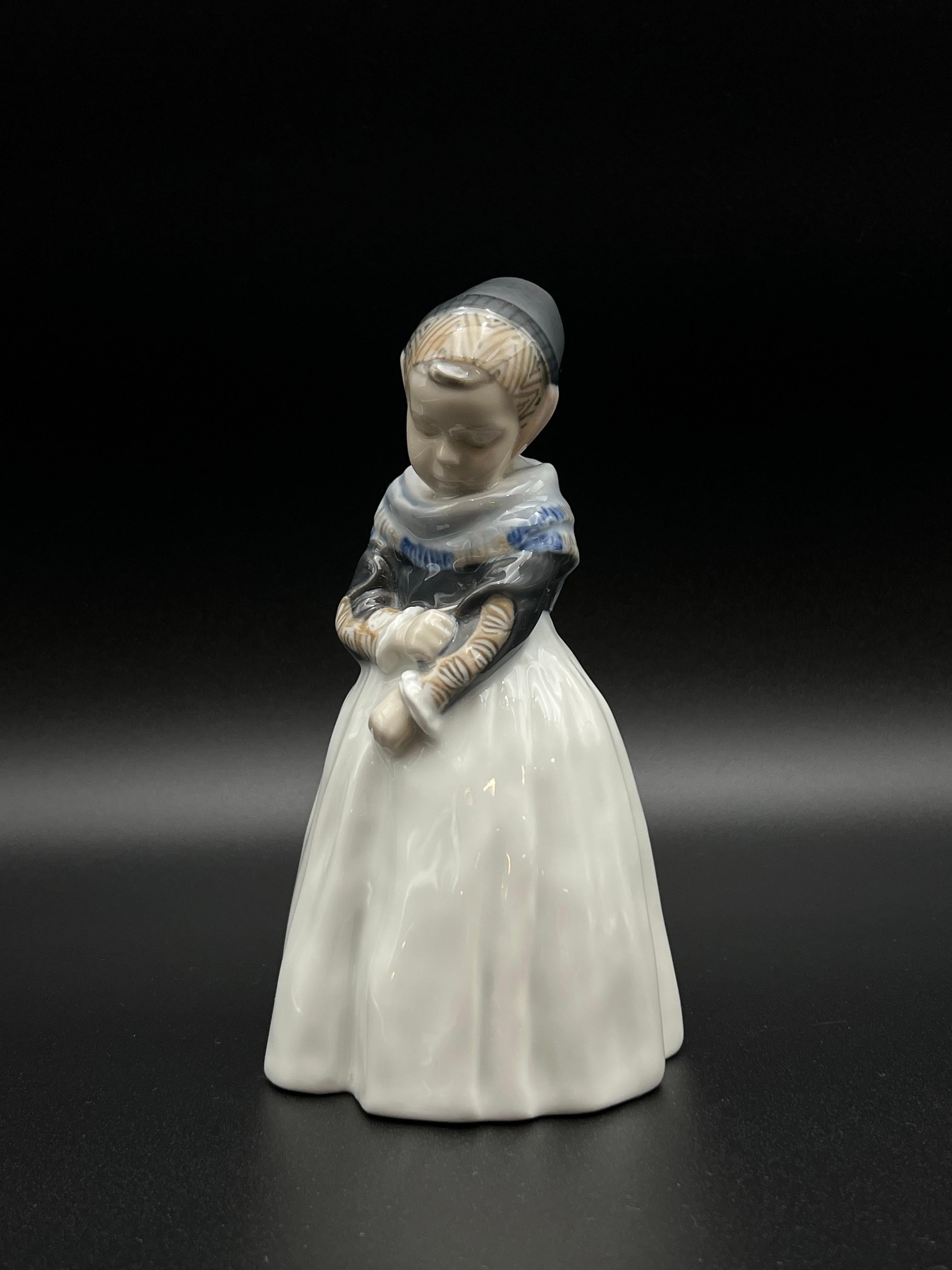 Impresionante estatuilla de diseño escandinavo/danés con decoración bajo vidriado. Diseñado por Lotte Benter para Royal Copenhagen. Signatura del artista bajo 