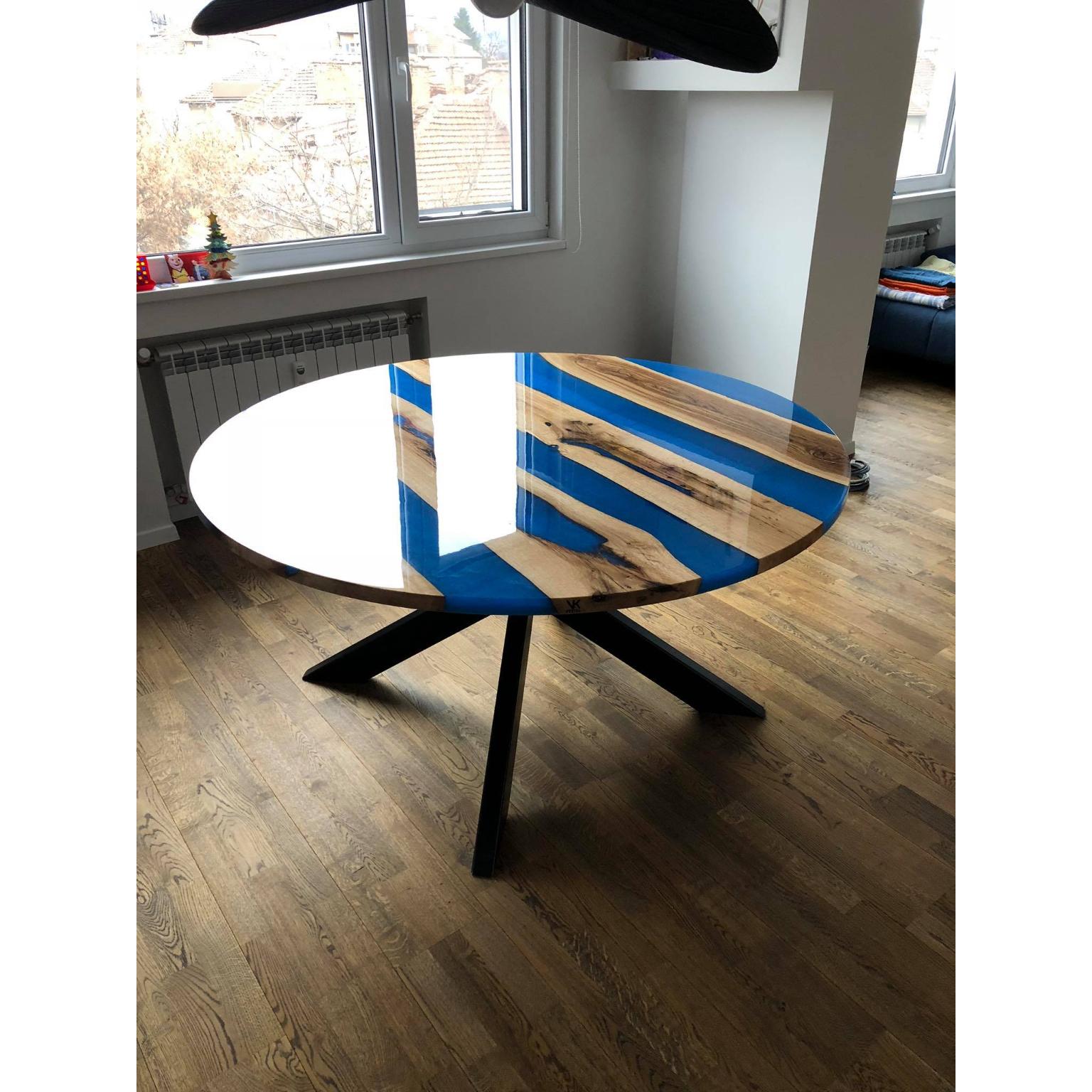 Table à manger Lotte de KV Design
Unique en son genre
Dimensions : Ø 150 x H 75 cm : Ø 150 x H 75 cm.
MATERIAL : Chêne, métal et époxy.

Tous les produits sont fabriqués sur mesure en 1 exemplaire unique. Veuillez nous contacter.

La table de salle