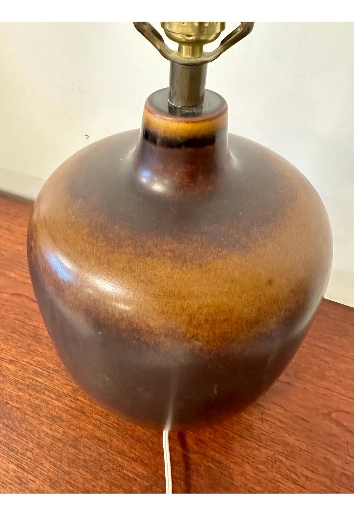 Herrajes de bronce de altísima calidad y un peso general que exuda artesanía. Esmalte marrón muy suave. Pantalla de lona texturizada, no original pero muy bien combinada.