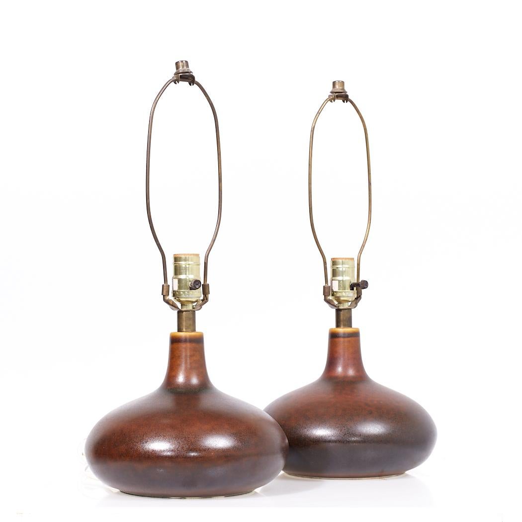 Lotte and Gunnar Bostlund Lampes en céramique du milieu du siècle - Paire

Chaque lampe mesure : 9.25 de large x 9.25 de profond x 19.5 de haut

Nous prenons nos photos dans un studio à éclairage contrôlé afin de montrer le plus de détails possible.
