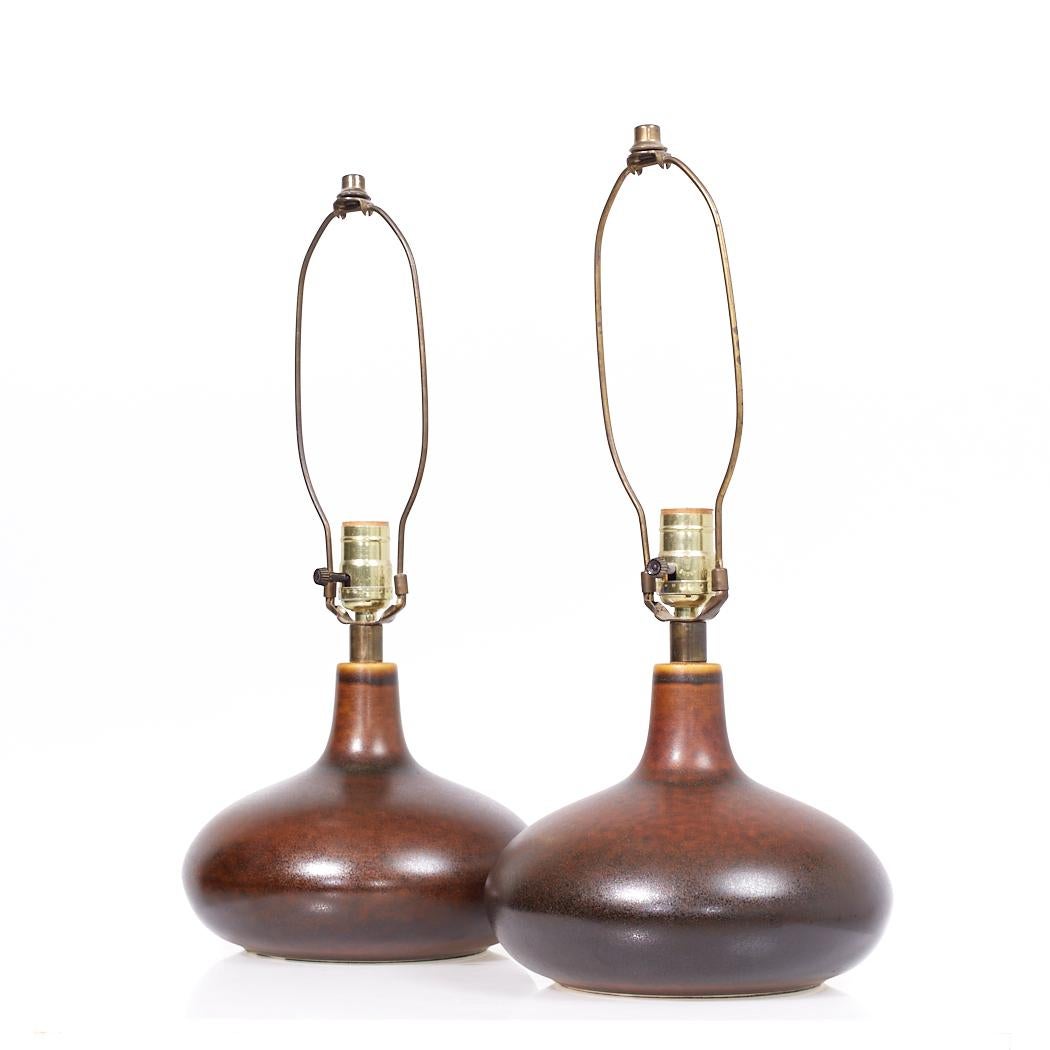 Mid-Century Modern Lotte and Gunnar Bostlund Lampes en céramique du milieu du siècle - Paire en vente