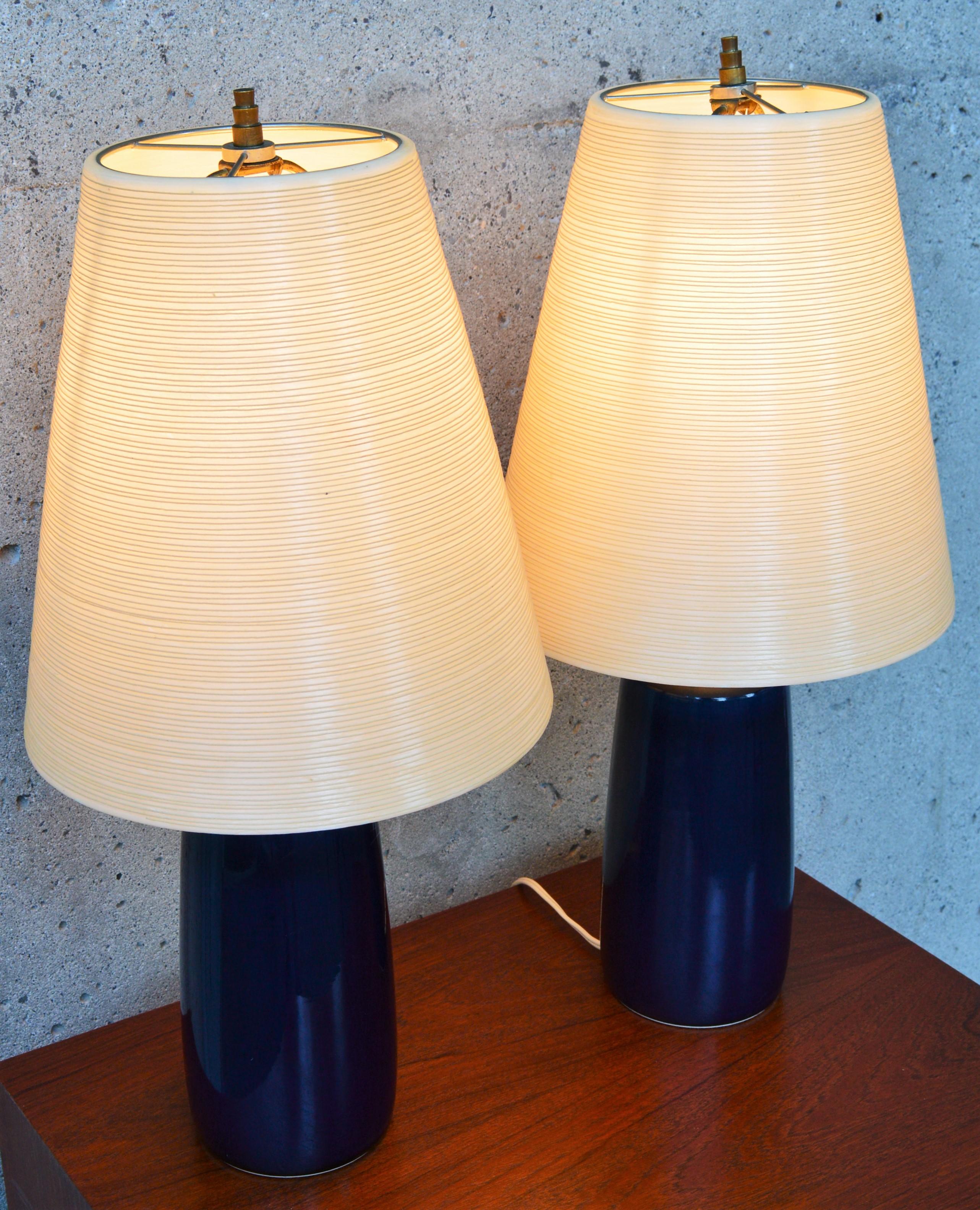 Lotte & Gunnar Bostlund Pair of Cobalt Blue Ceramic Lamps with Fiberglass Shades 4