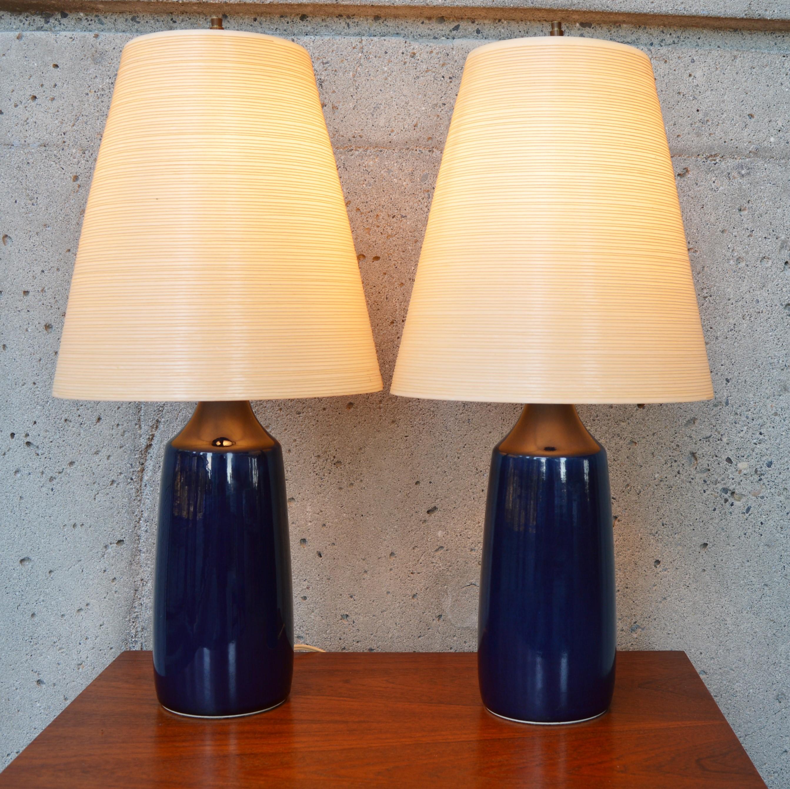 Lotte & Gunnar Bostlund Pair of Cobalt Blue Ceramic Lamps with Fiberglass Shades In Excellent Condition In New Westminster, British Columbia