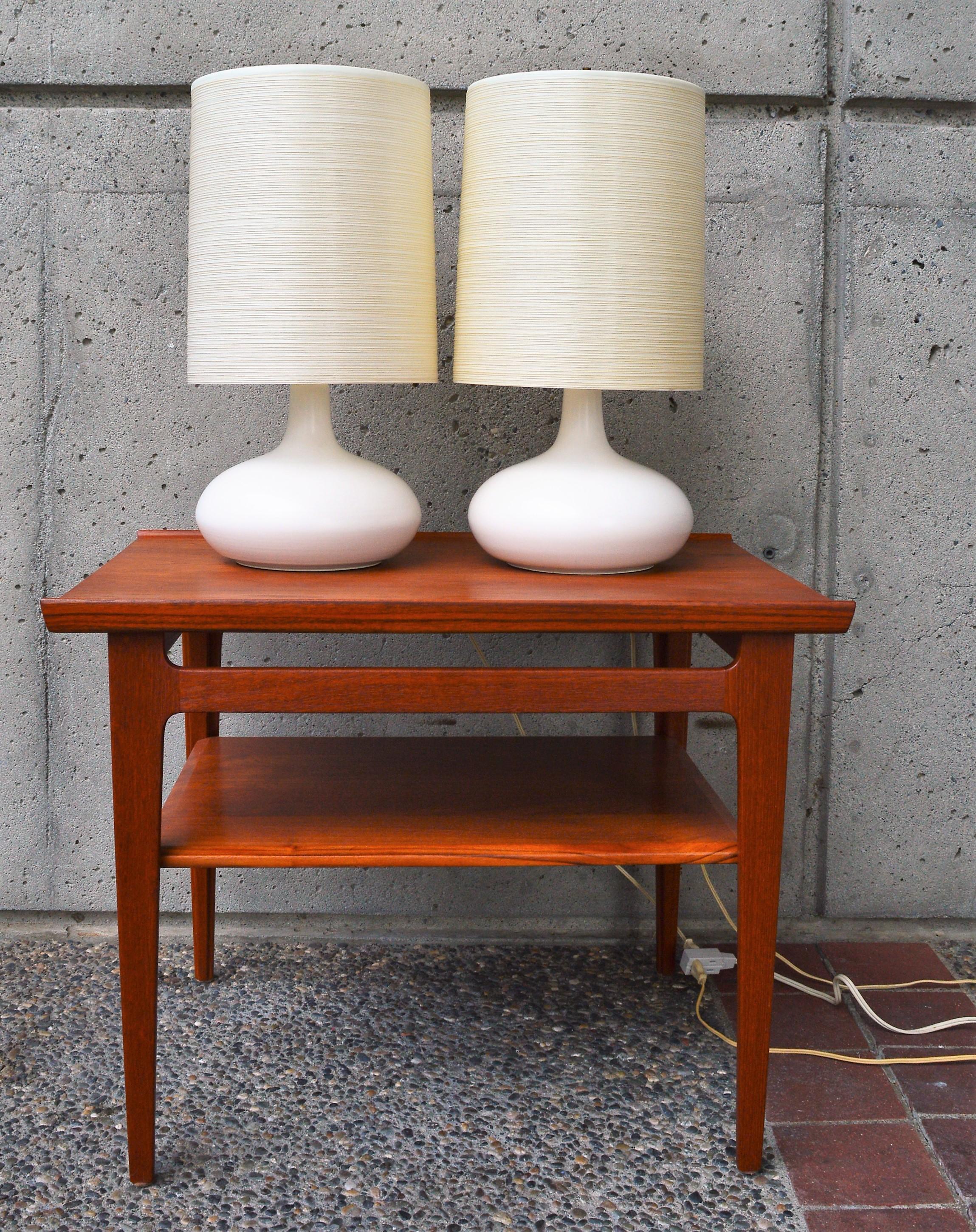 Lotte & Gunnar Bostlund Pair of Cream Ceramic Lamps with Fiberglass Shades In Excellent Condition In New Westminster, British Columbia