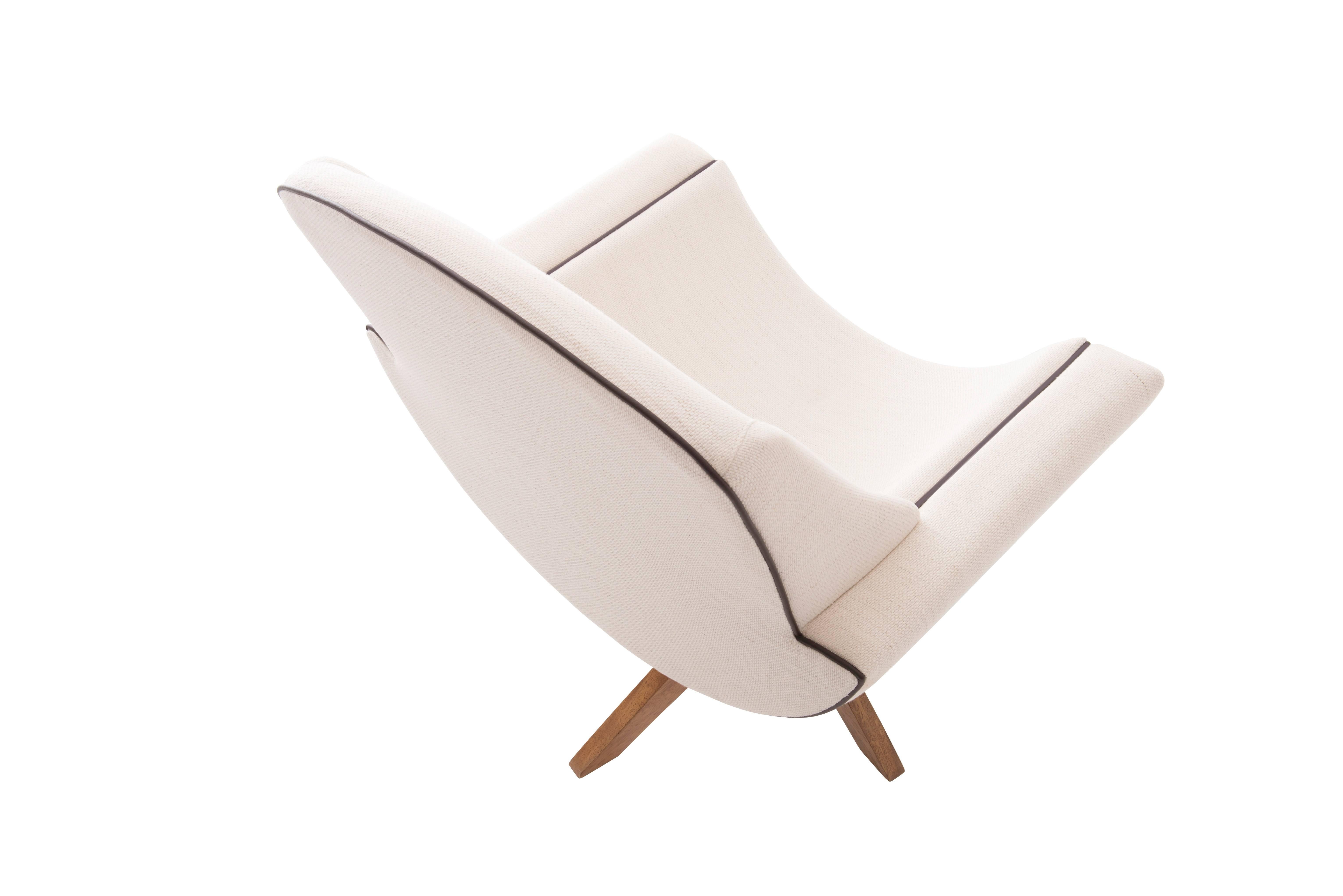 Its design is inspired by the shells of the seabed. 
Cozy and warm form, mainly in the curved seat that transmits aesthetic and functional comfort to the armchair.
Invigorating, the armchair has unique and charming details that highlight and