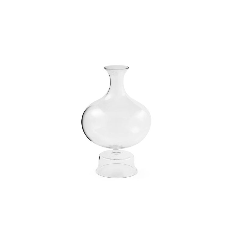 Lotty is a mouth blown borosilicate glass decanter characterized by sinuous and soft shape, a little masterpiece where the Paola C.’s craftsmen ability meets the design by Aldo Cibic. Pims reminds the glass objects which appear in the still life
