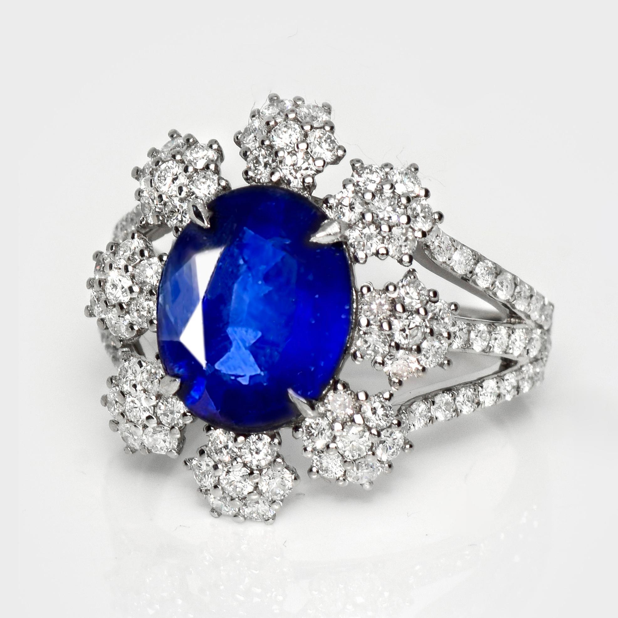 Contemporary Lotus 18K 4.20 ct Royal Blue Sapphire Engagement Ring For Sale