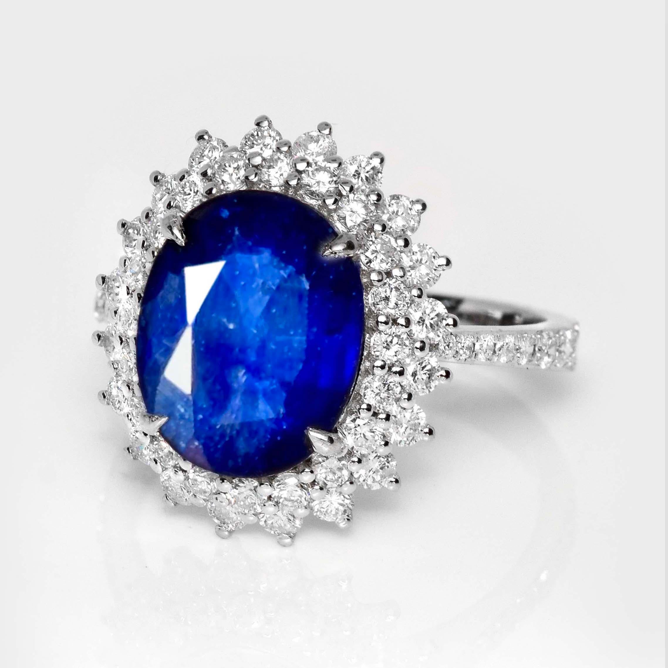 Contemporary Lotus 18K 4.87 ct Royal Blue Sapphire Engagement Ring For Sale