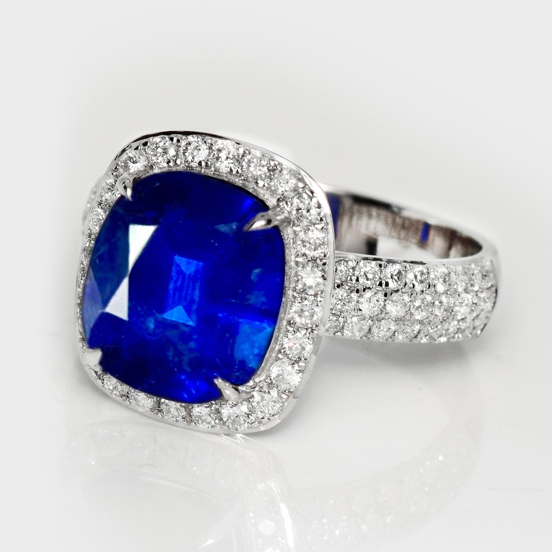 Contemporary Lotus 18K 5.57 ct Royal Blue Sapphire Art Deco Engagement Ring For Sale