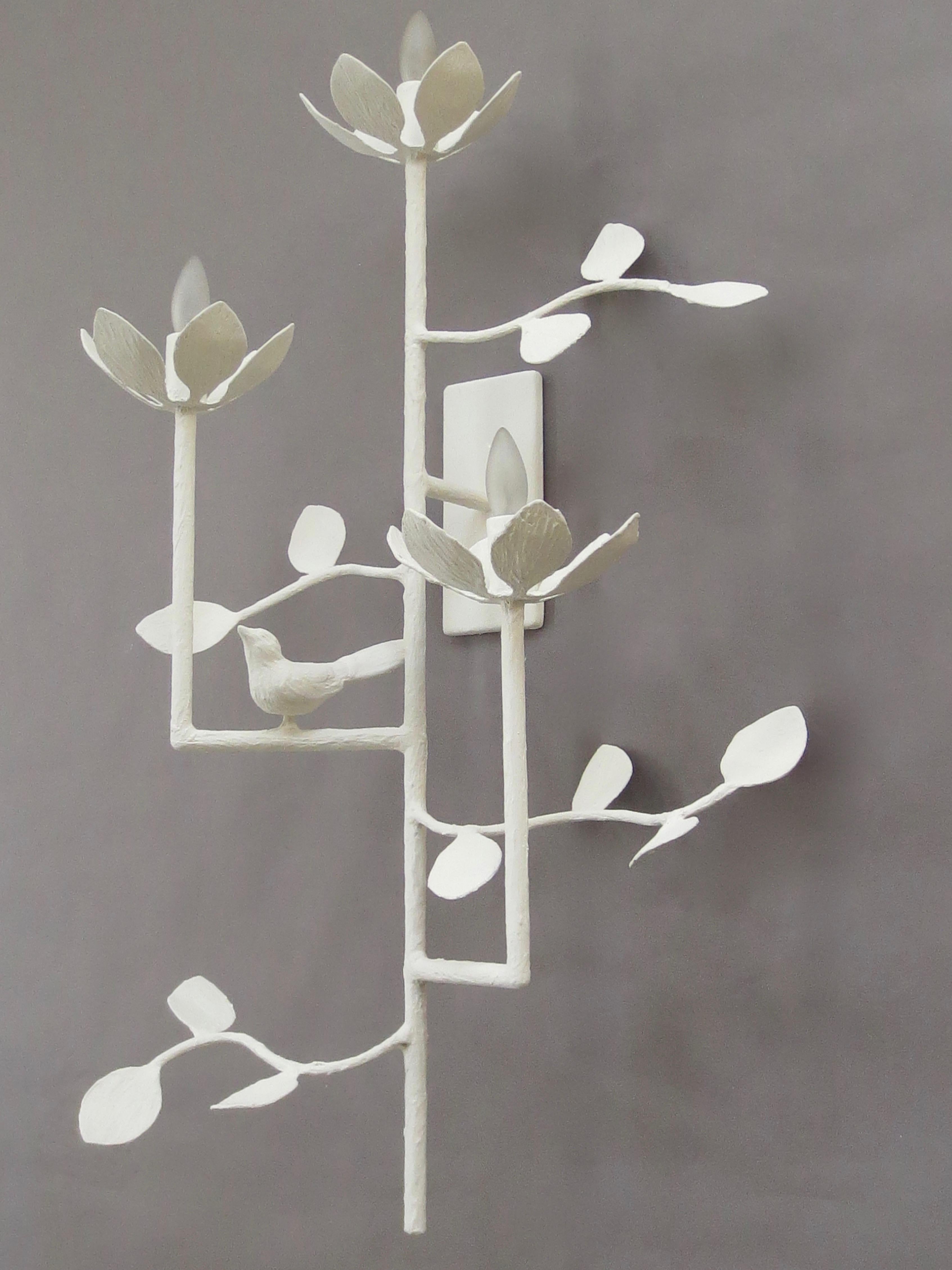 XXI secolo e contemporaneo Applique Lotus a 3 bracci in gesso in vendita