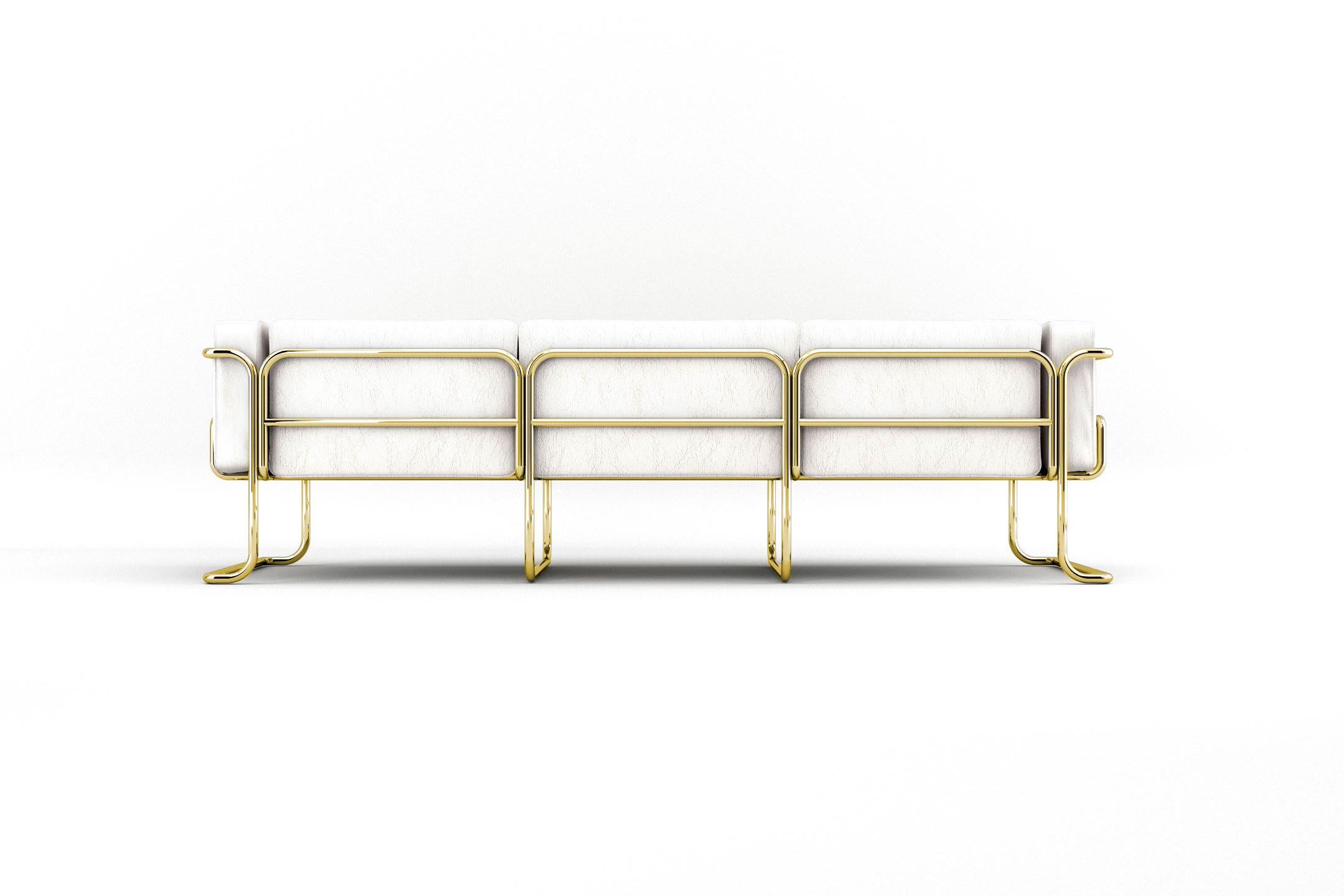 Lotus 3-Sitz-Sofa - Modernes Sofa aus weißem Leder mit Messingbeinen (Europäisch) im Angebot