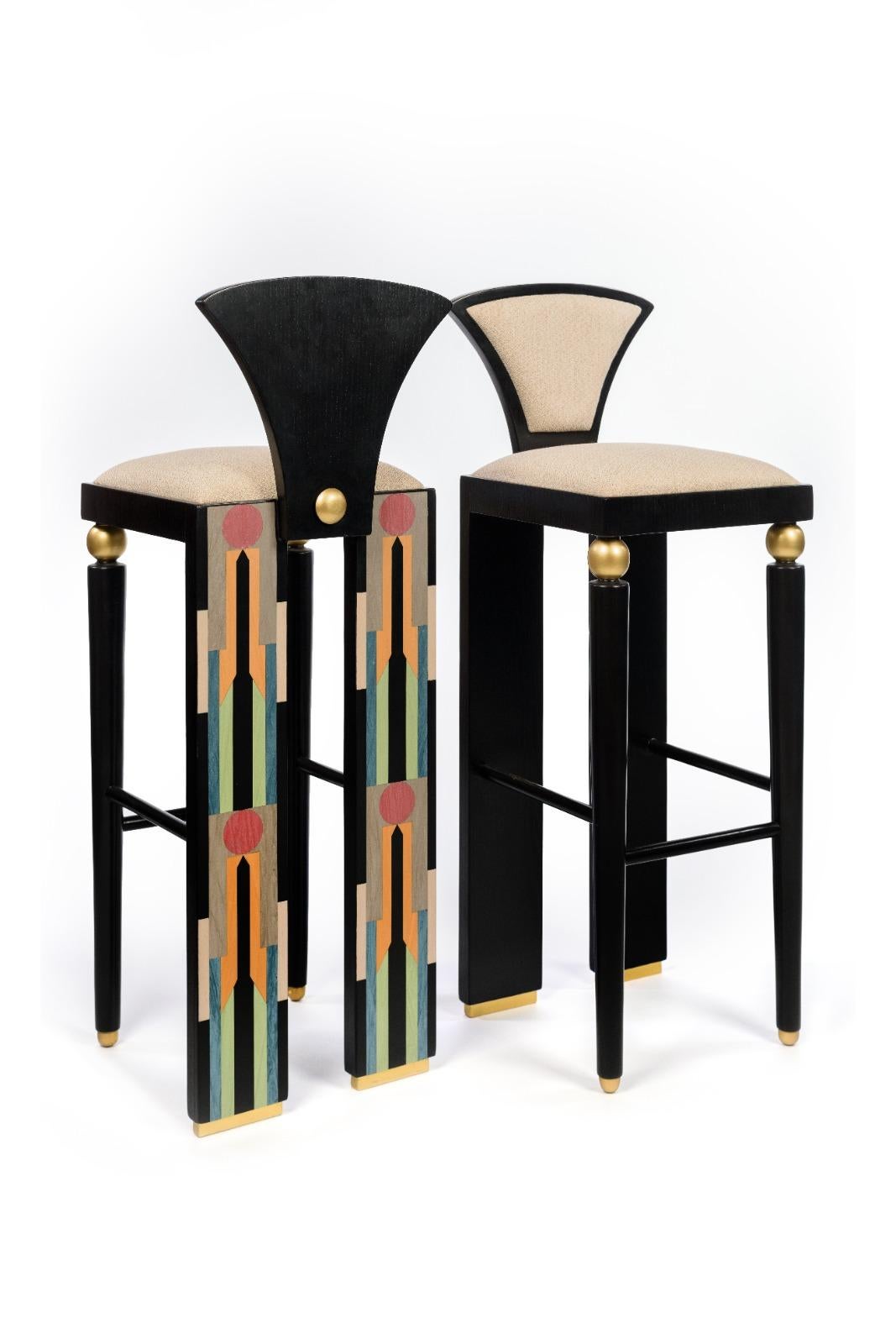 LOTUS-Sgabello da bar con intarsio acrilico, foglia d'oro, legno massiccio e cuscino in tessuto in vendita 3