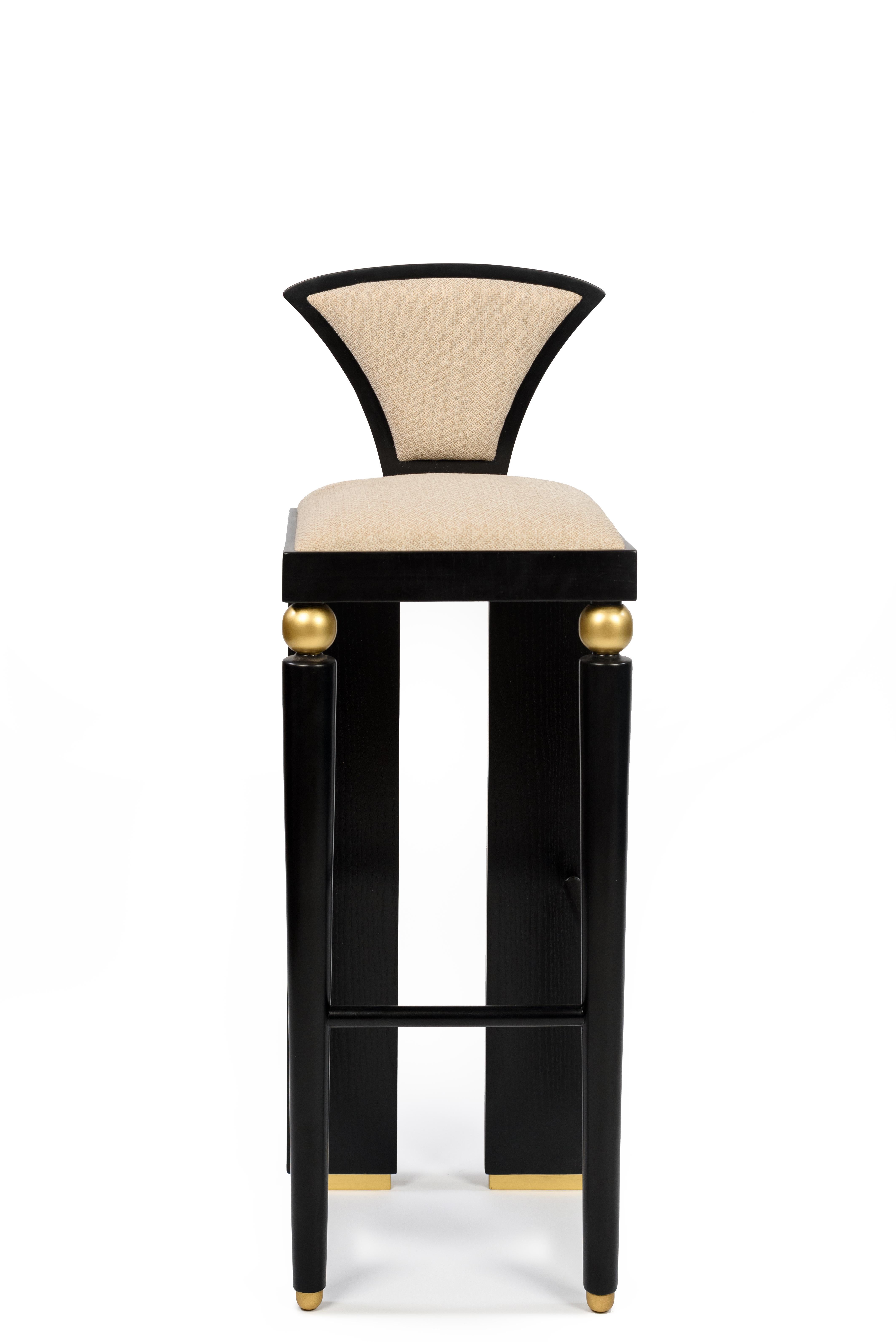 Lo sgabello da bar Wood Wood è realizzato in legno di alta qualità con eleganti dettagli in ottone. Questo sgabello è caratterizzato da un design elegante che incarna la raffinatezza moderna. I suoi colori vivaci danno vita a qualsiasi spazio,