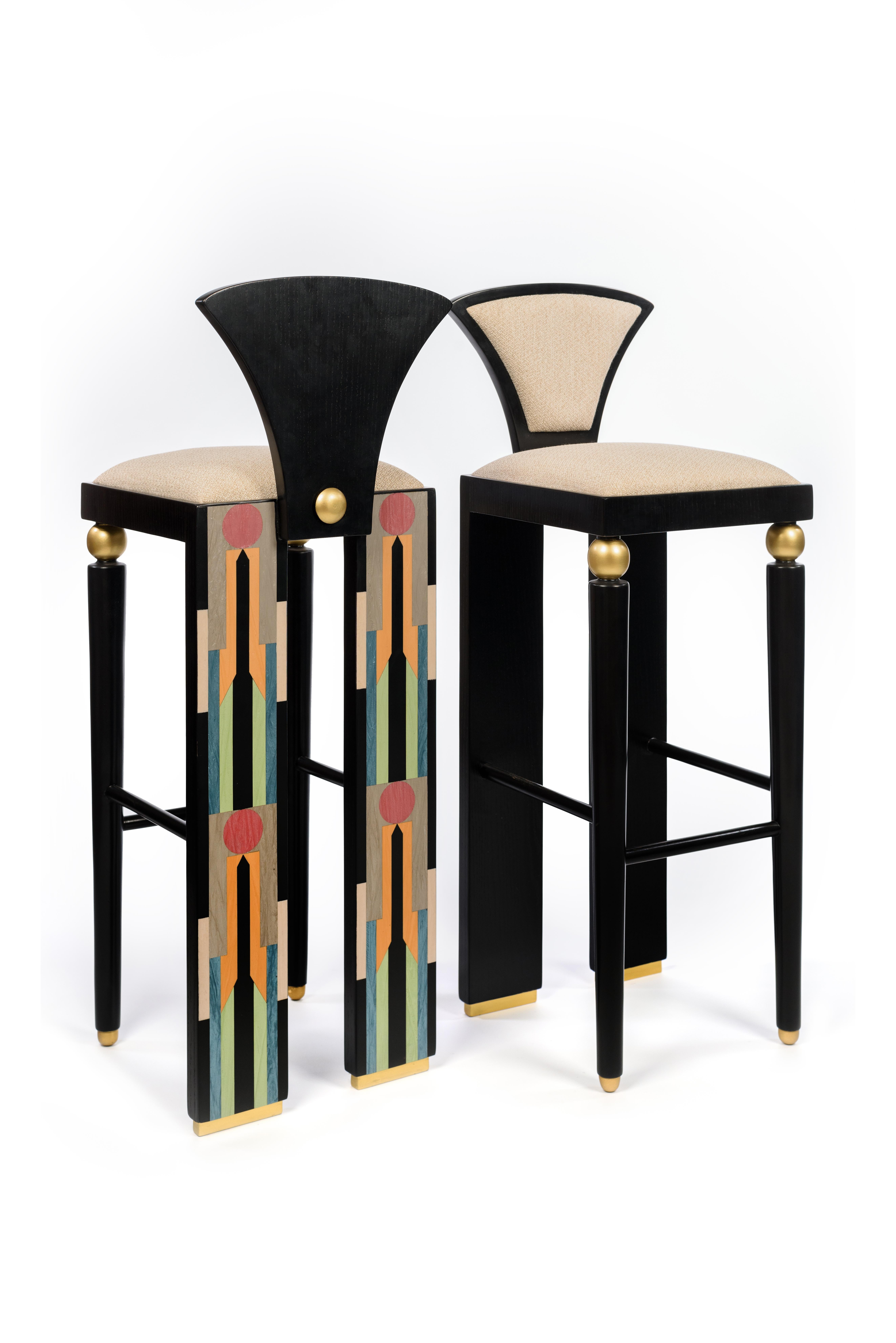 Intarsio LOTUS-Sgabello da bar con intarsio acrilico, foglia d'oro, legno massiccio e cuscino in tessuto in vendita