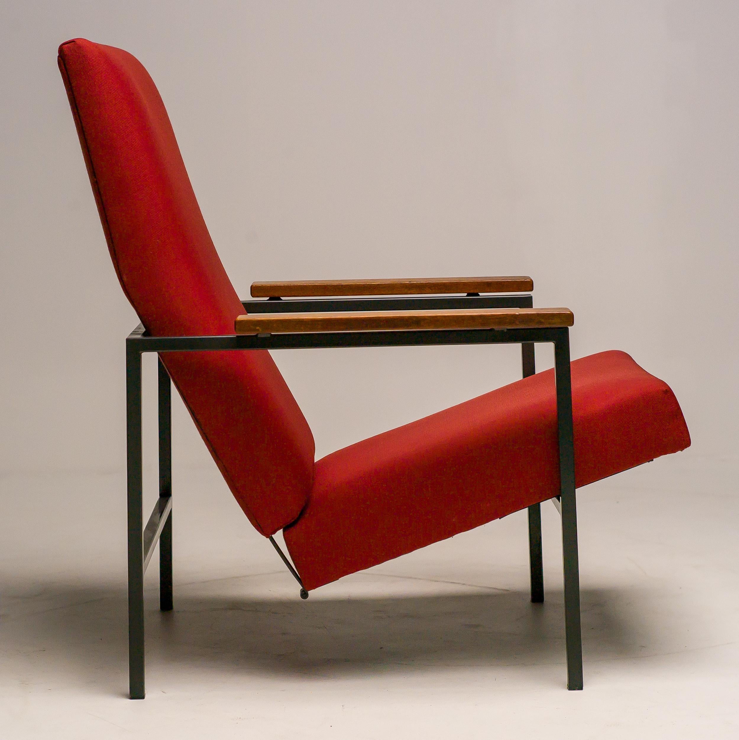 Chaise longue inclinable Lotus conçue par Rob Parry pour Gelderland.
Rob Parry (La Haye, 1925-2023) a fait ses études à l'Académie royale des arts de La Haye. Ses principaux professeurs ont été CORS, Paul Schuitema et Gerrit Rietveld, au bureau