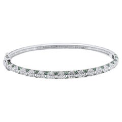 Bracelet jonc lotus avec pétales d'émeraudes et diamants pavés, tout autour