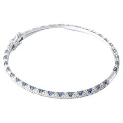 Bracciale Lotus Bangle con petali di zaffiro e pavé di diamanti, tutto intorno