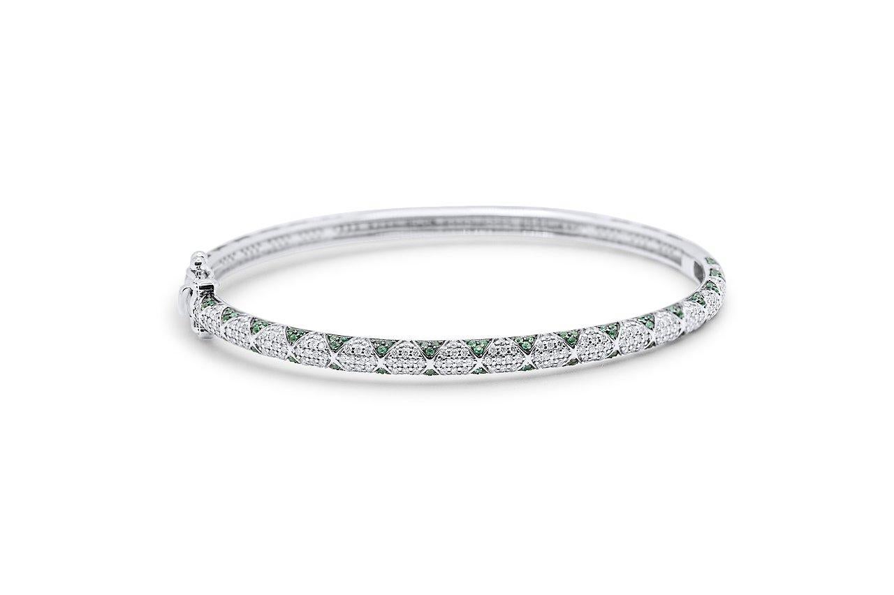 Bracciale Lotus Bangle con petali di zaffiro e pavé di diamanti, a metà strada in vendita 1