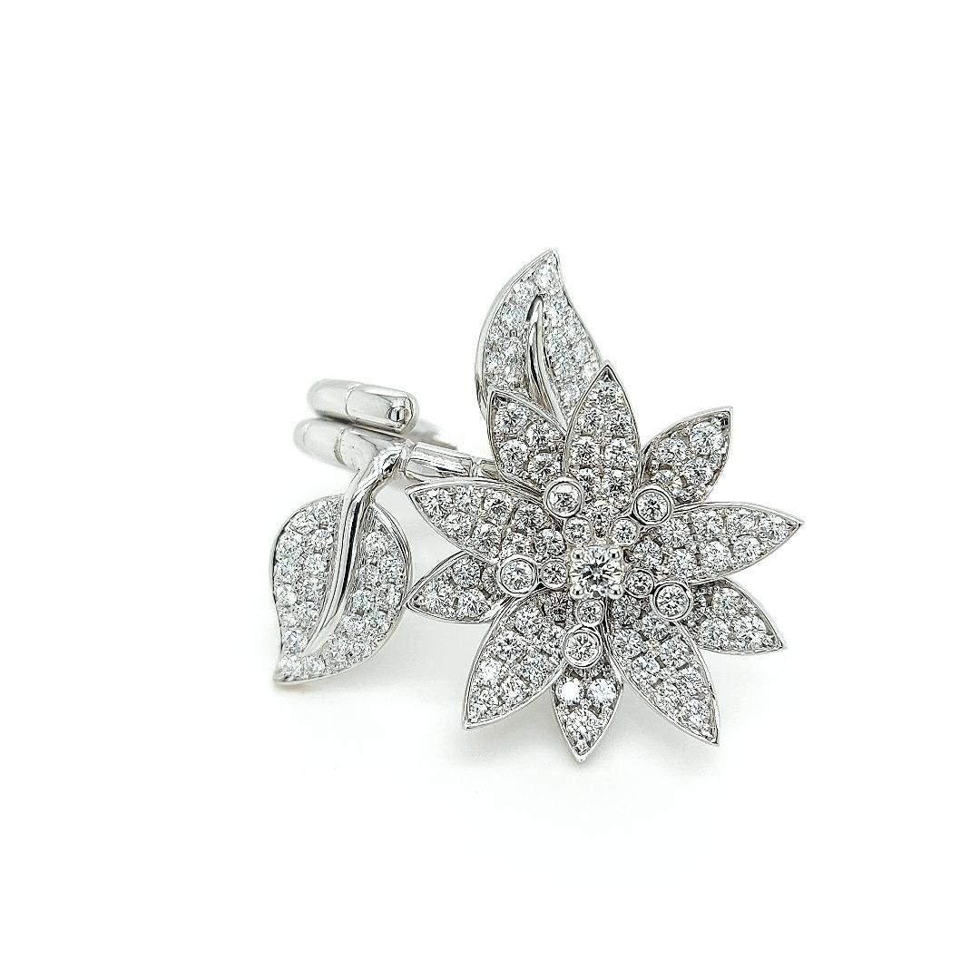 18kt White Gold 'Lotus' Between Finger Ring Set with Top Quality Diamonds In Excellent Condition For Sale In Antwerp, BE