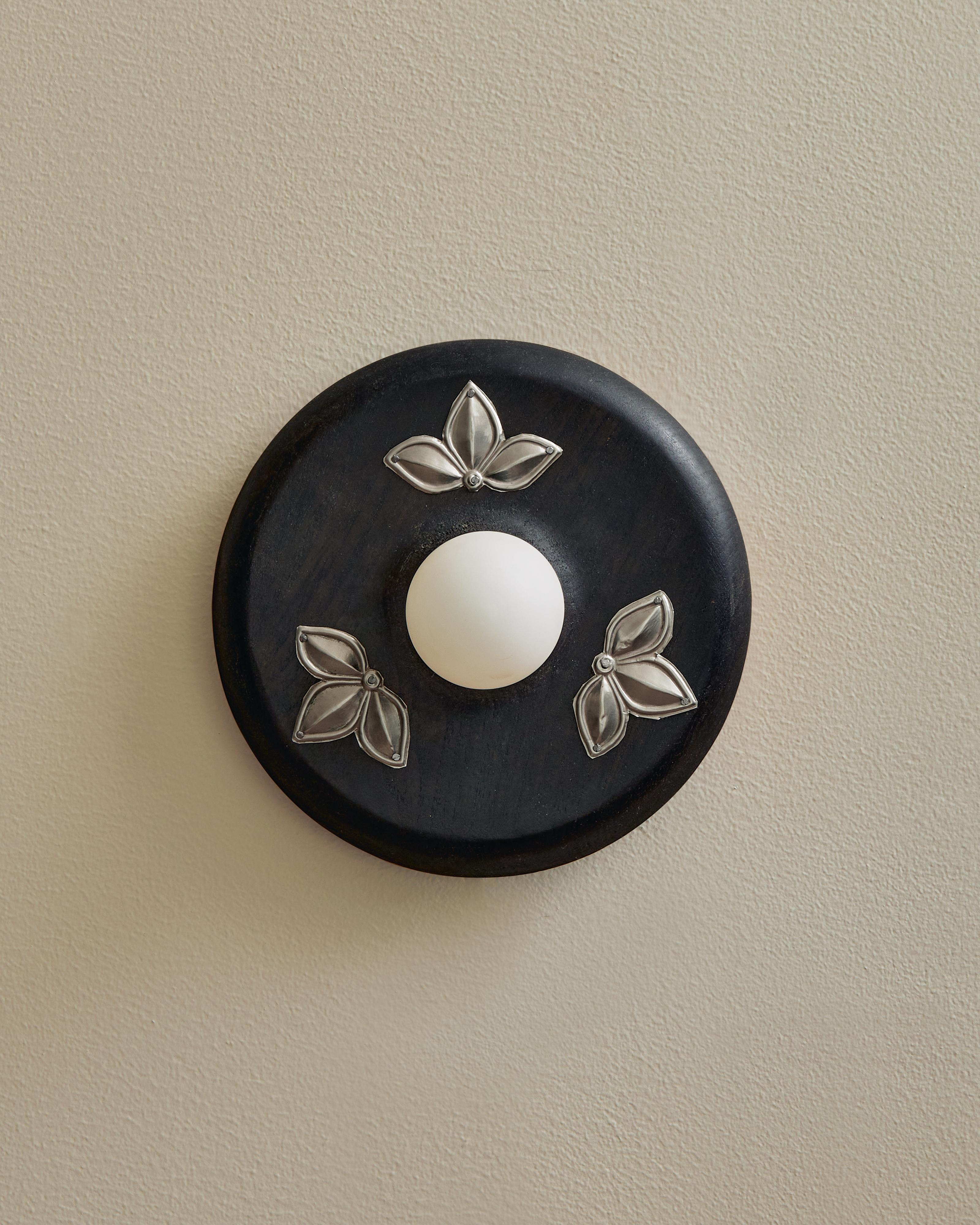 Indien Lotus - Applique murale sculptée en teck noirci par Evam en vente