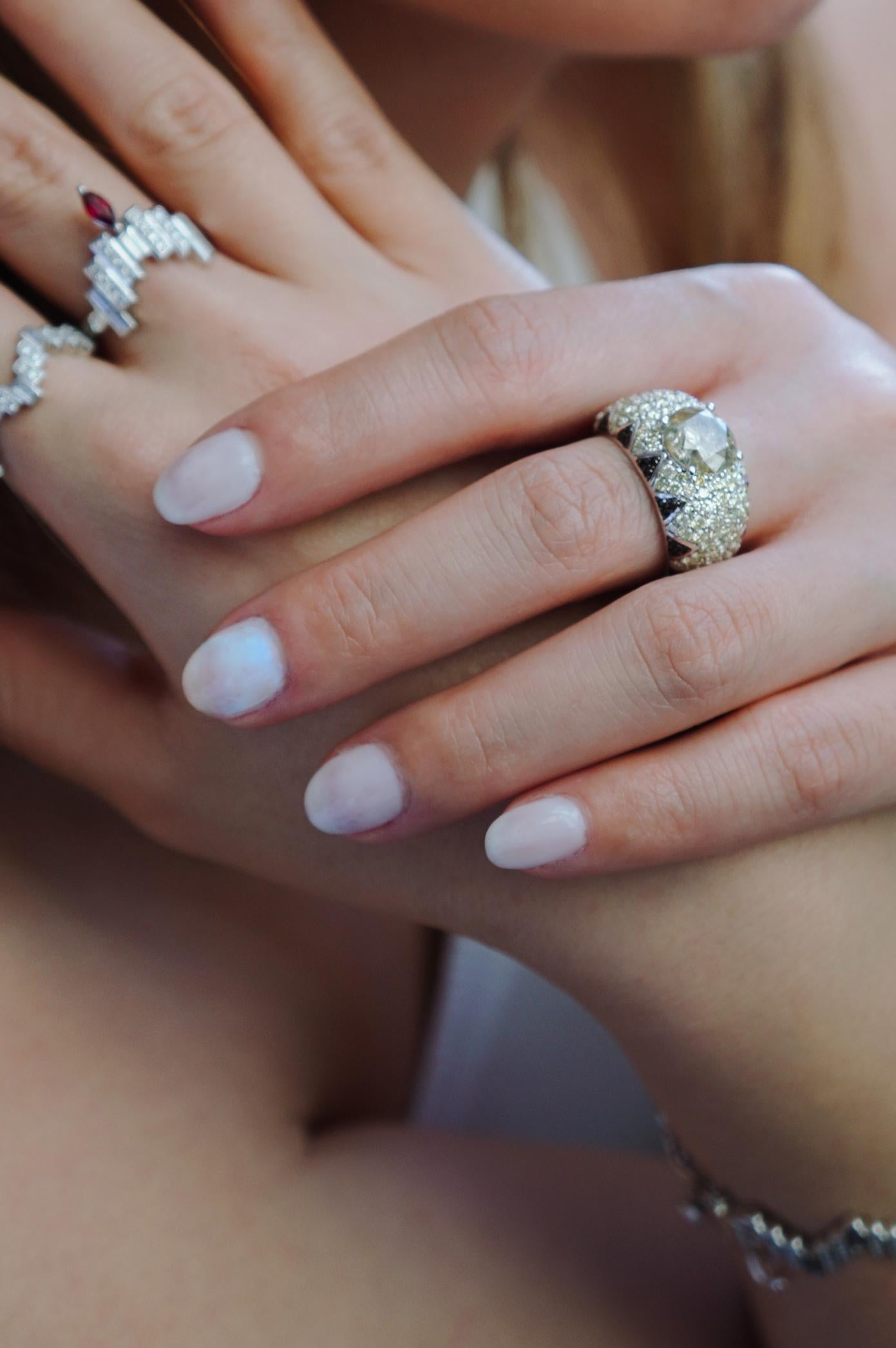 Anello Lotus Bombe con solitario di diamanti champagne da 2,53 carati, petali di diamanti neri e pavé di diamanti gialli. Oro bianco 14k. Questi anelli per tutte le dita includono petali di smeraldo incastonati in un motivo a loto e diamanti bianchi
