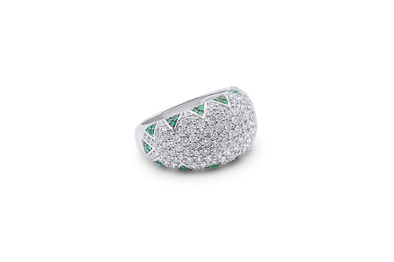 Taille émeraude Bague lotus bombée avec pétales d'émeraudes et diamants pavés en vente