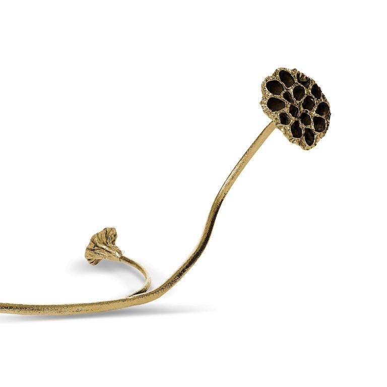 Lotus ist ein fesselndes Herzstück, das auf jedem Tisch oder in jedem Bücherregal eine unbestreitbare Präsenz ausstrahlt. Seine mit Präzision und Kunstfertigkeit gefertigte Form verkörpert die anmutige Essenz der Lotusblume, die Reinheit und